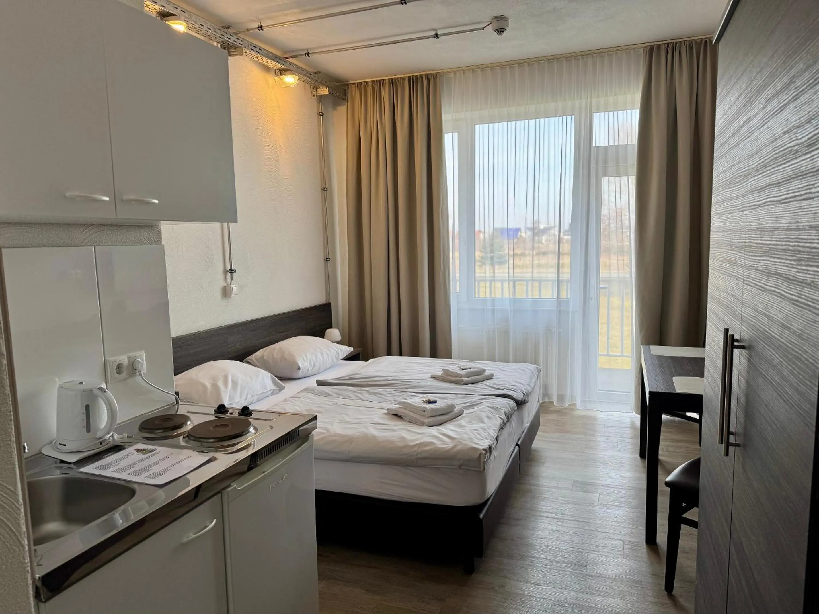 Kitchen or kitchenette, Bed in Gästehaus Haßloch/Pfalz