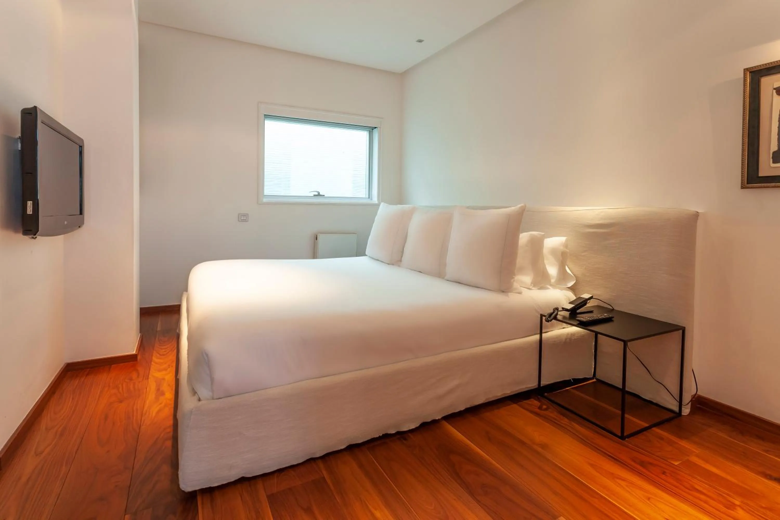 Photo of the whole room, Bed in Suites Avenue