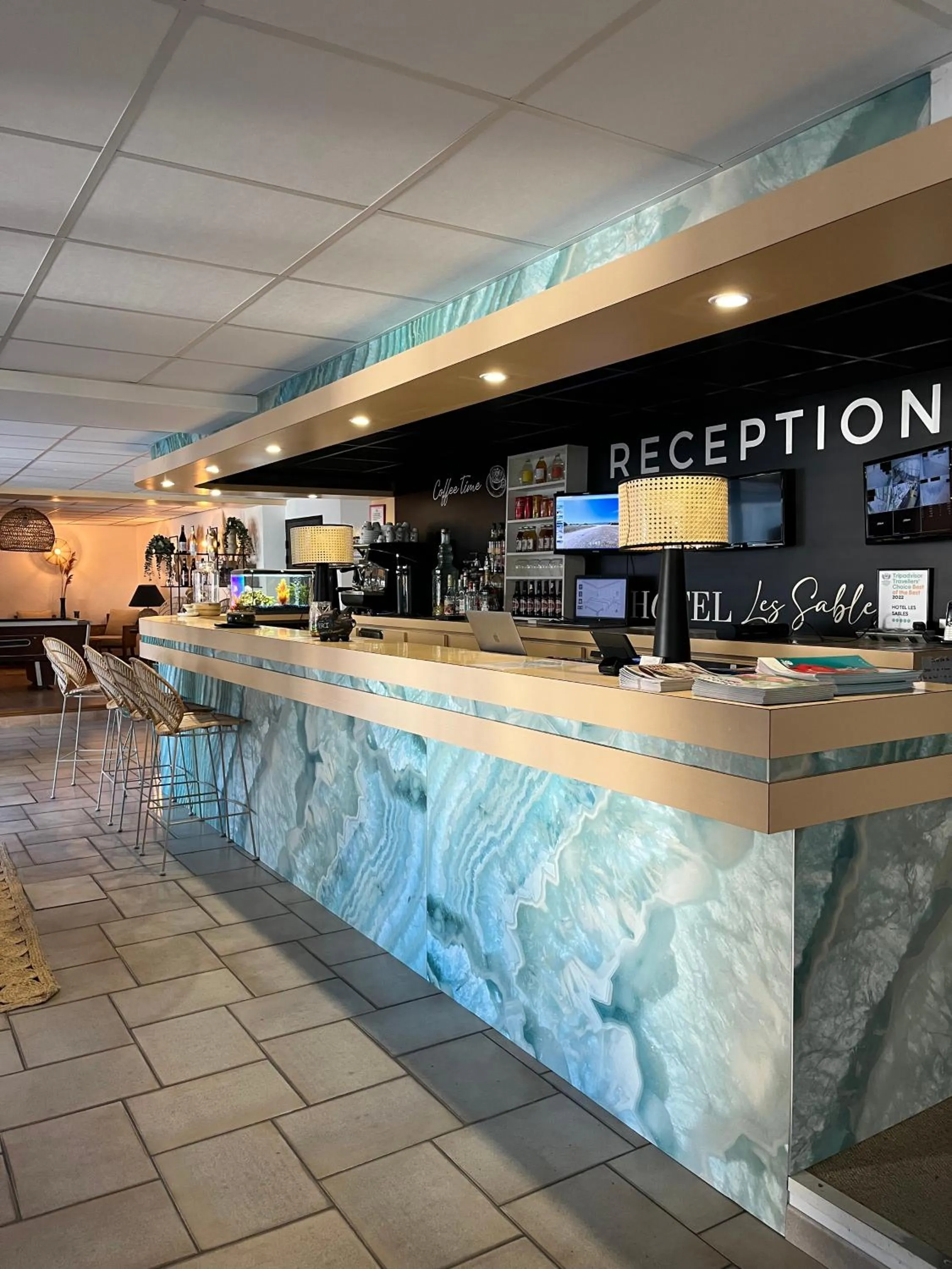 Lobby or reception in Hôtel Les Sables - Urban Style - by Logis Hotels