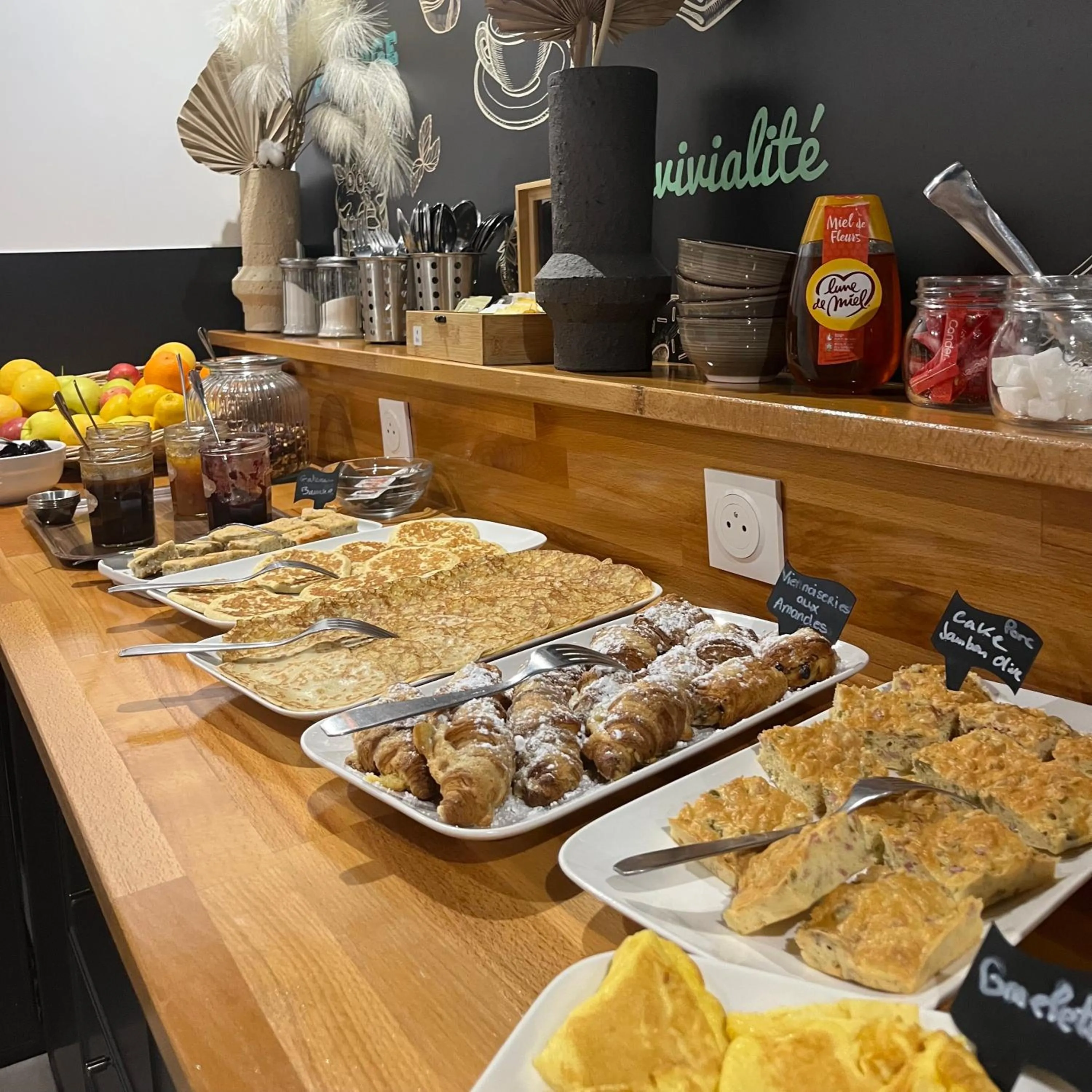 Breakfast in Hôtel Les Sables - Urban Style - by Logis Hotels