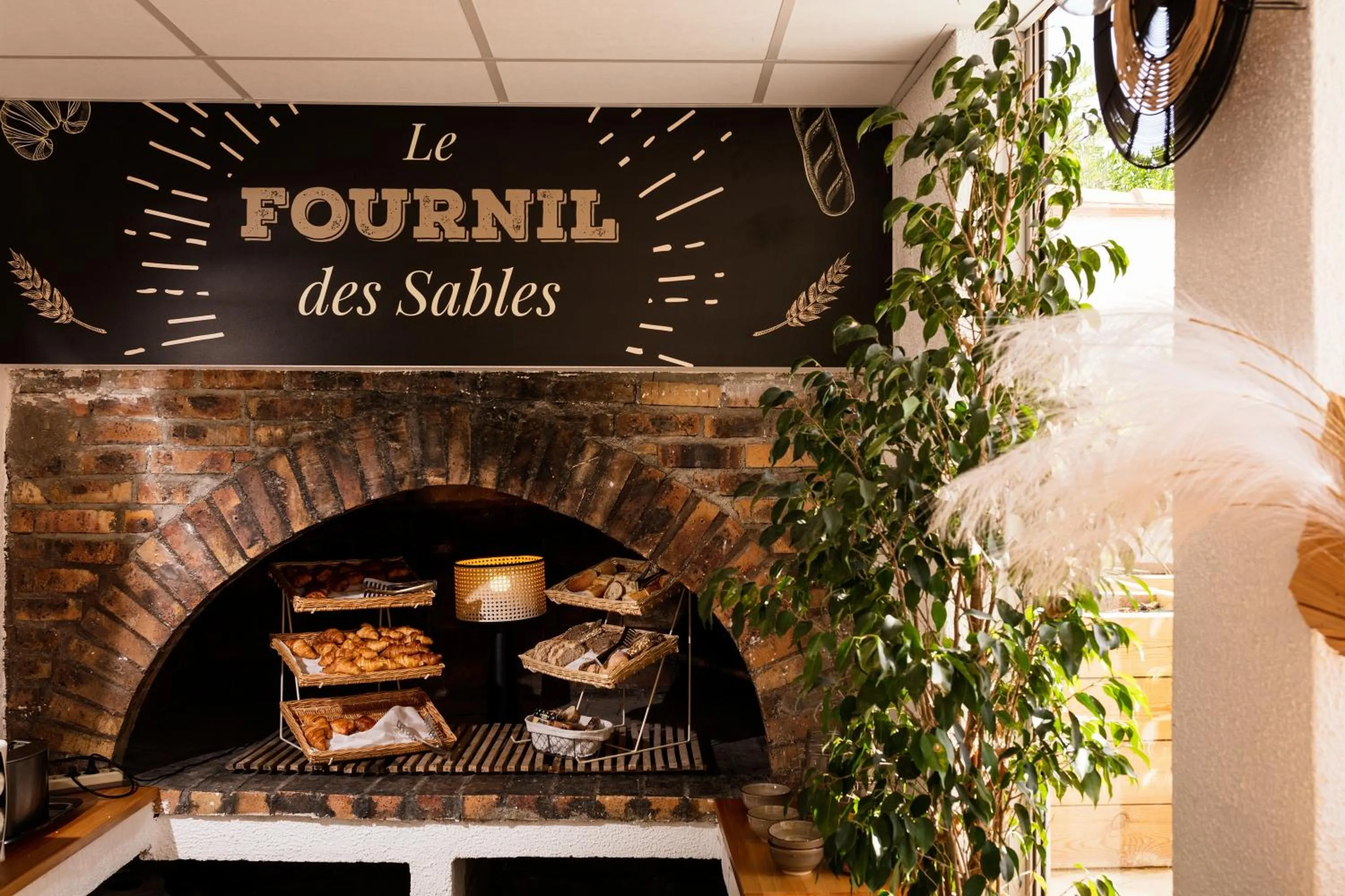 Food in Hôtel Les Sables - Urban Style - by Logis Hotels