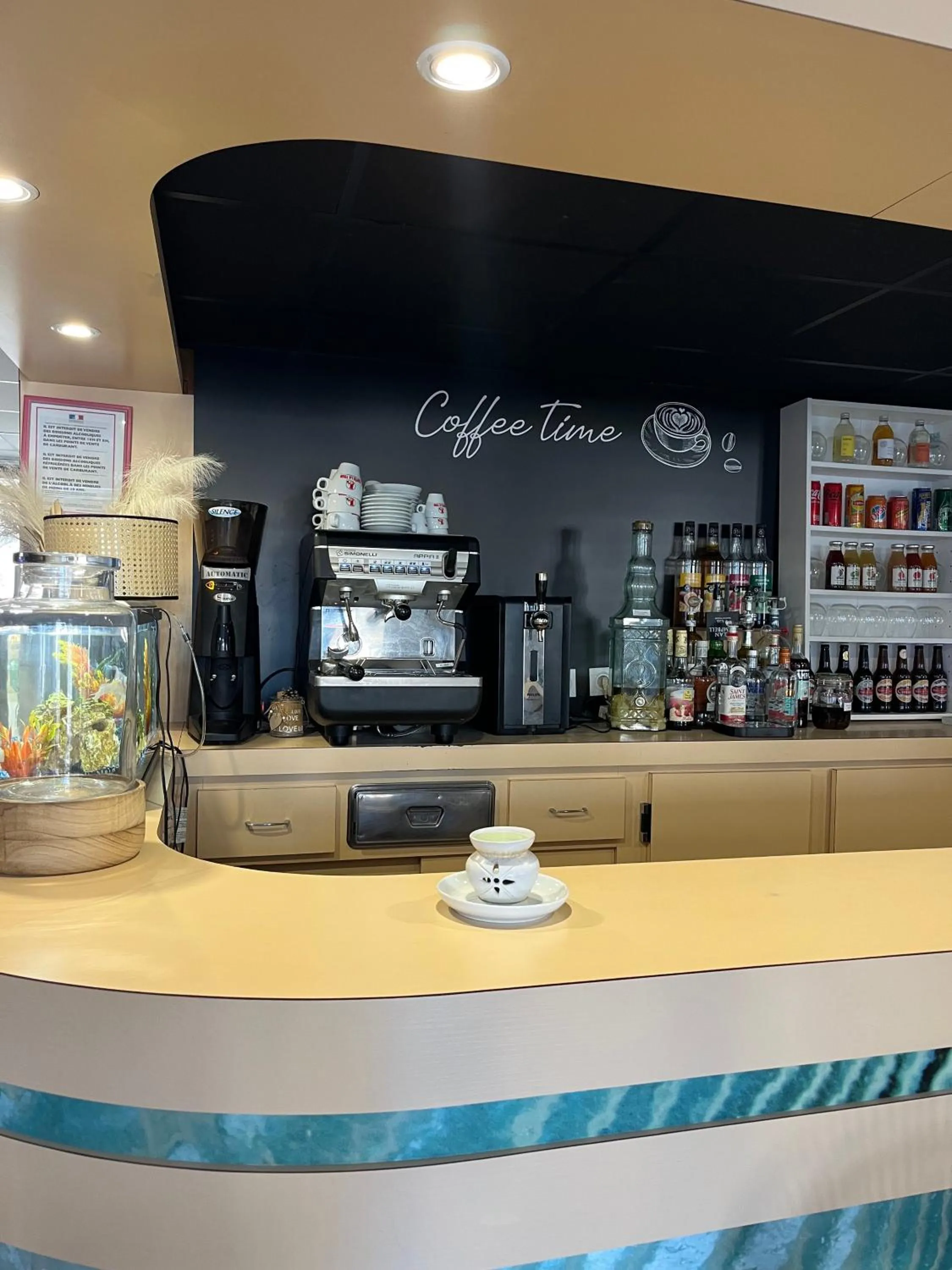 Lounge or bar in Hôtel Les Sables - Urban Style - by Logis Hotels