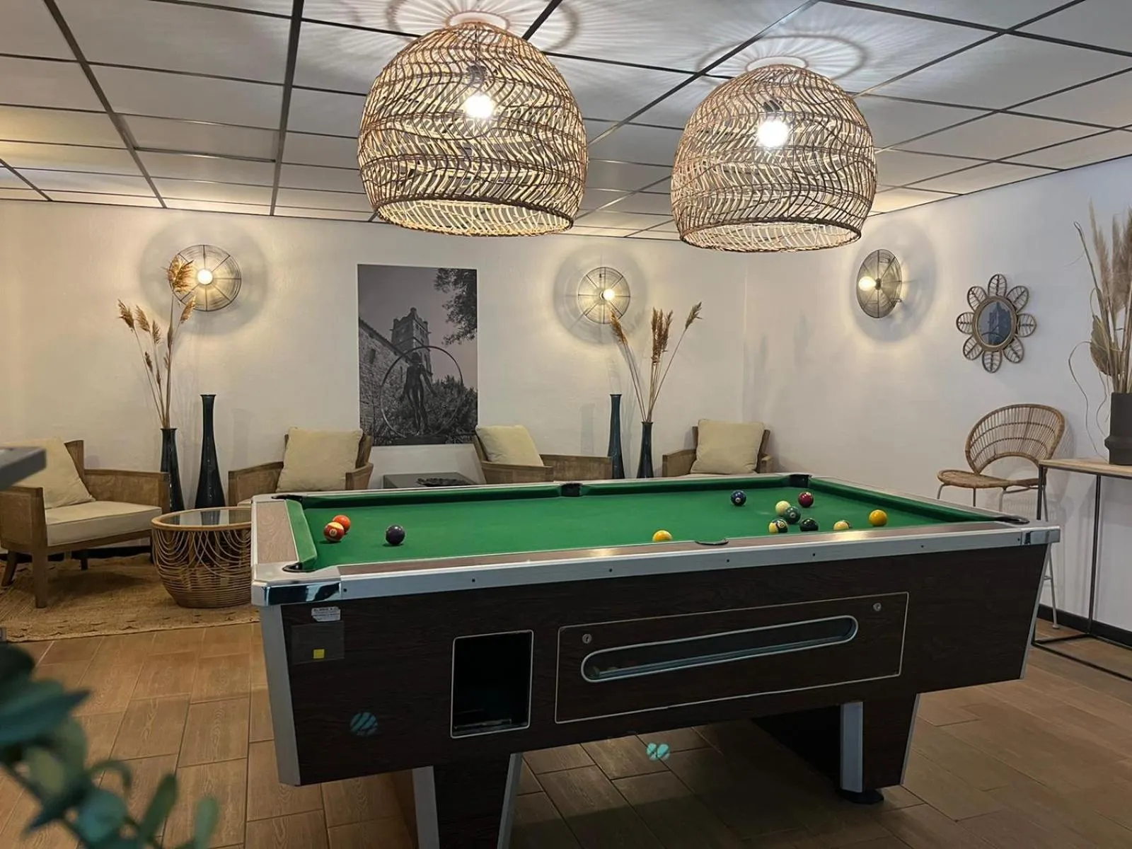 Billiard in Hôtel Les Sables - Urban Style - by Logis Hotels
