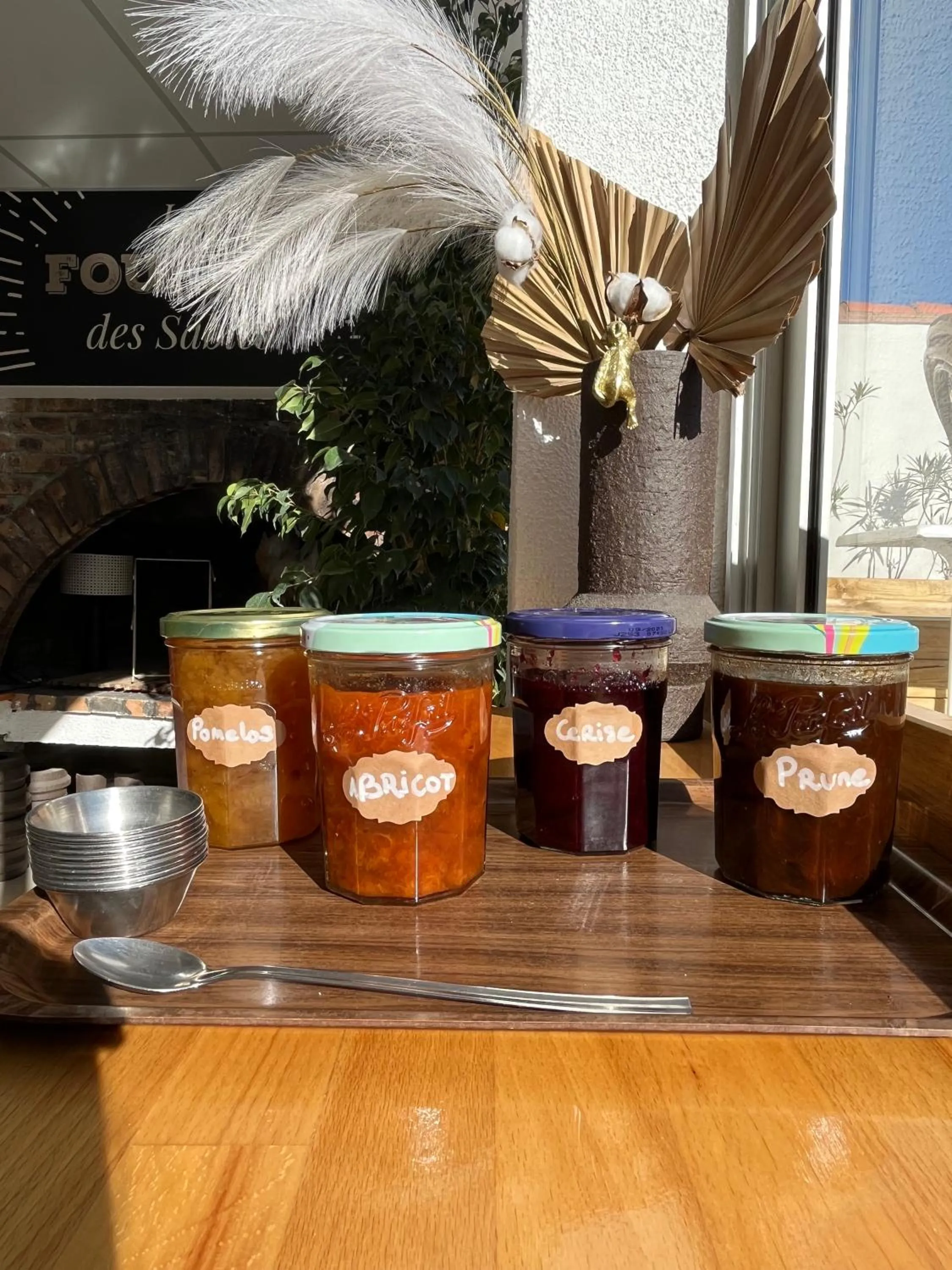 Breakfast in Hôtel Les Sables - Urban Style - by Logis Hotels