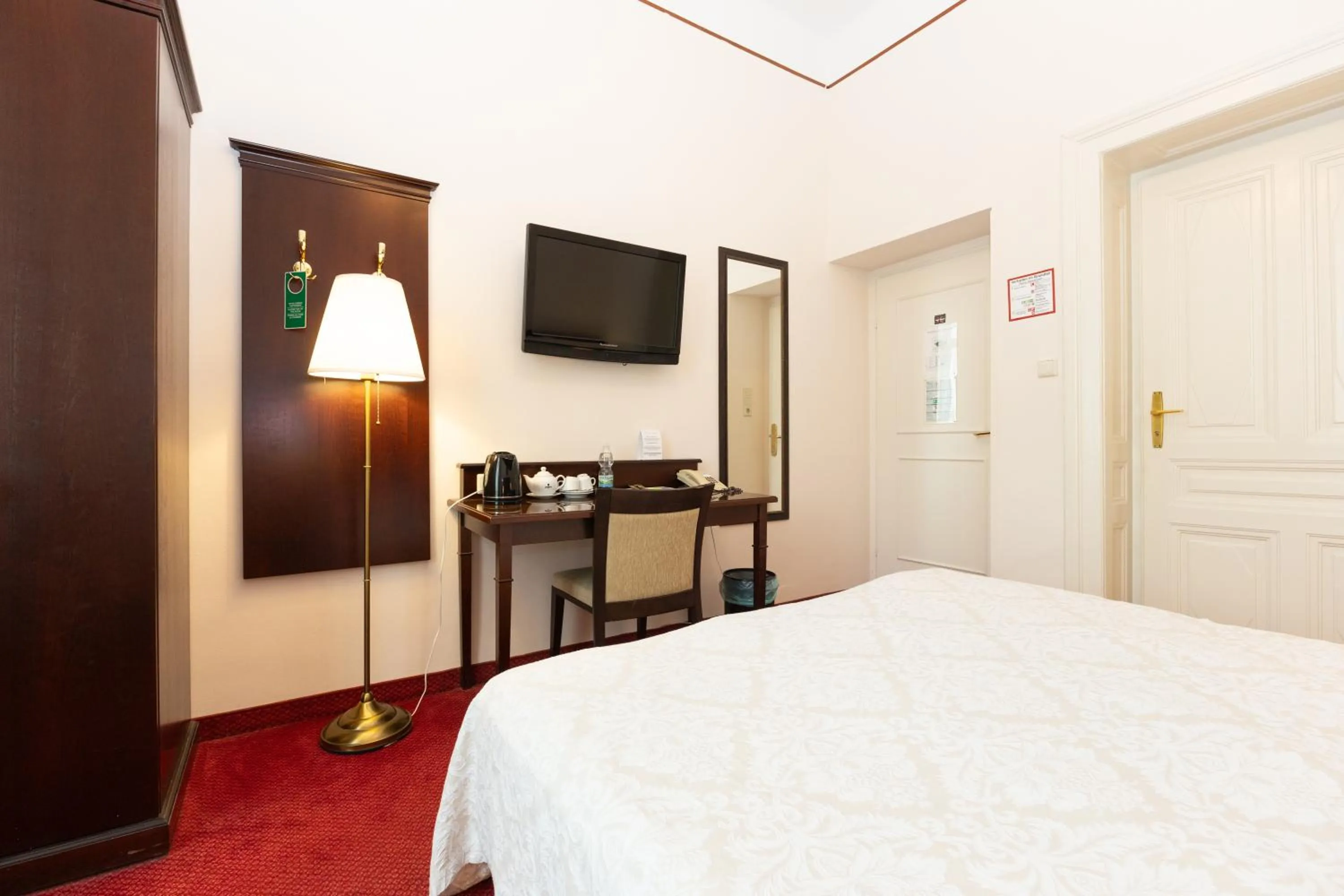 Photo of the whole room, Bed in Hotel Viktoria Schönbrunn