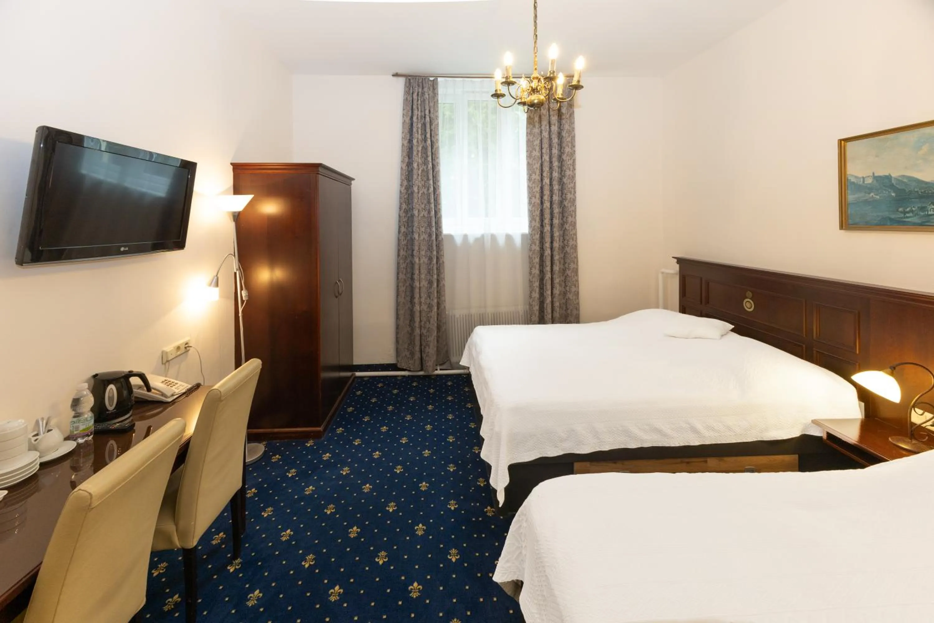 Photo of the whole room, Bed in Hotel Viktoria Schönbrunn