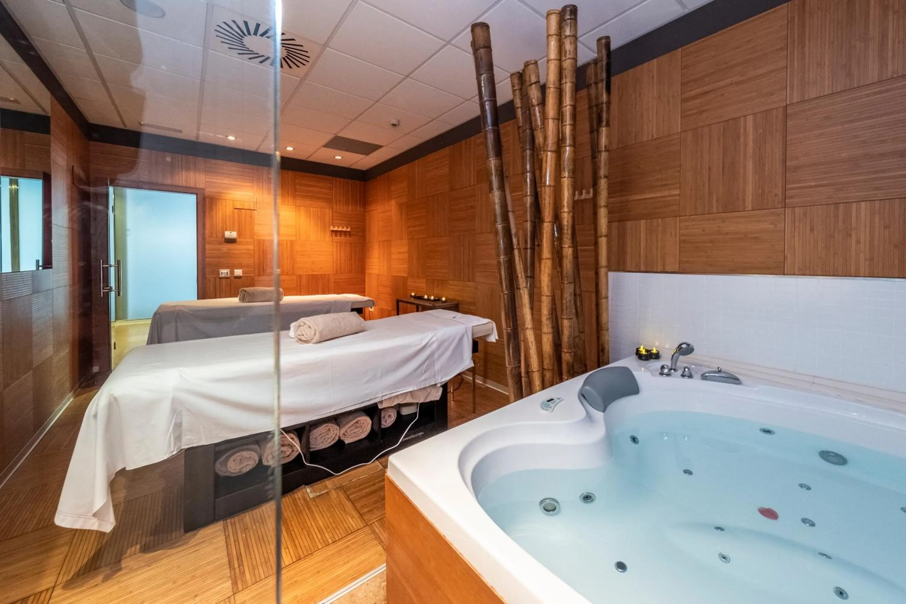 Hot Tub, Bed in ARTIEM Asturias