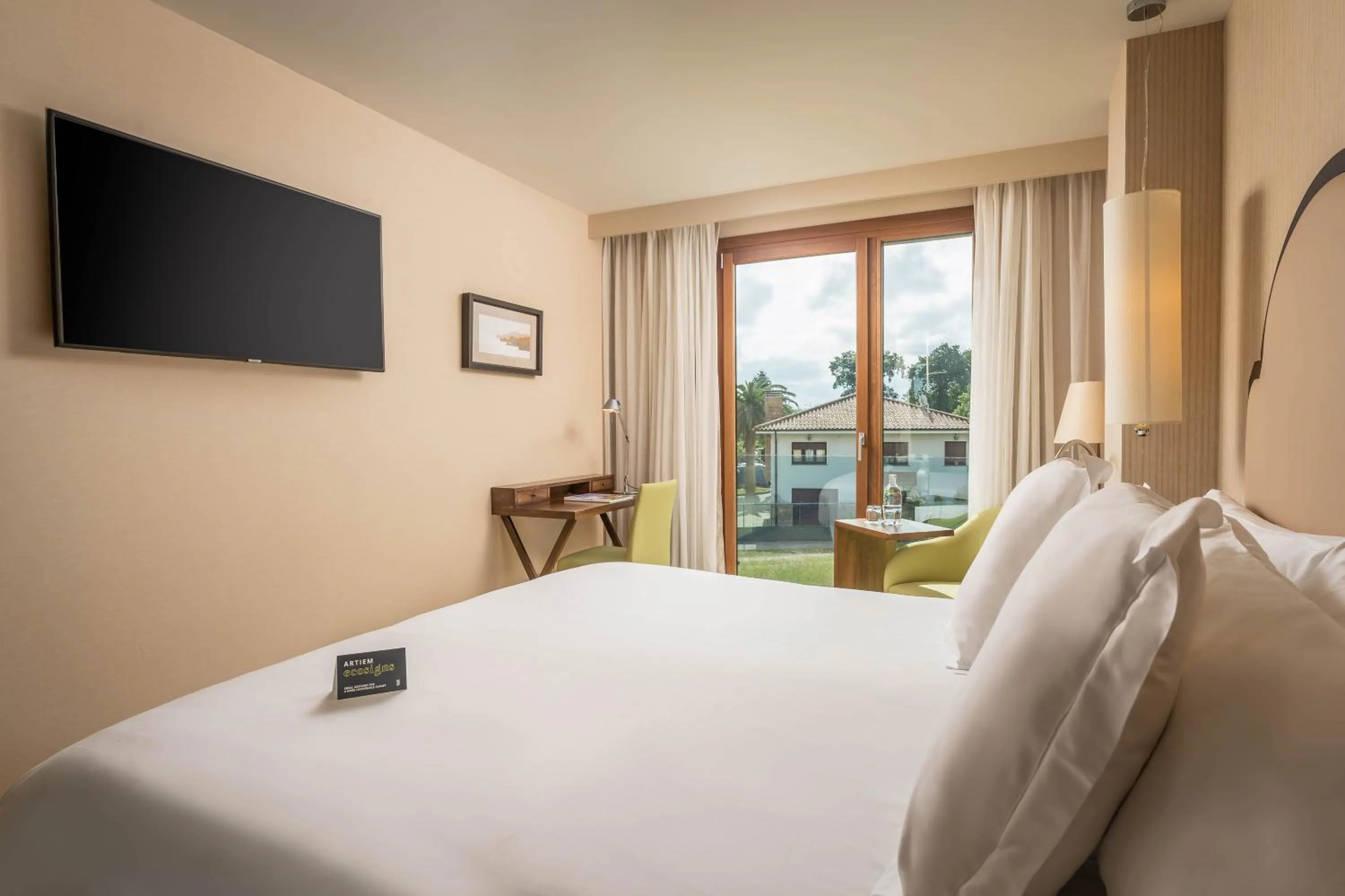 Photo of the whole room, Bed in ARTIEM Asturias