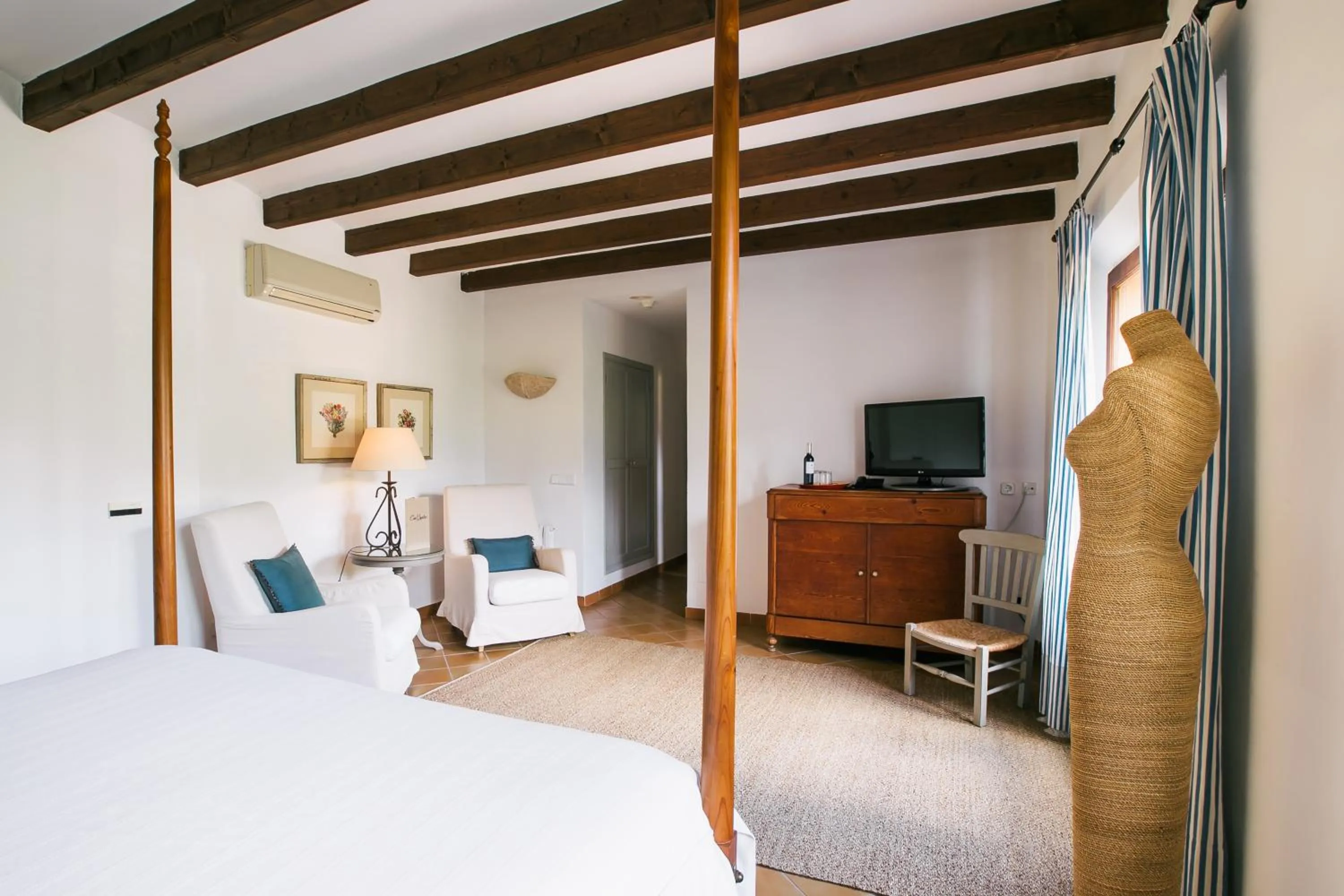 Decorative detail, Bed in Finca Ca'n Quatre