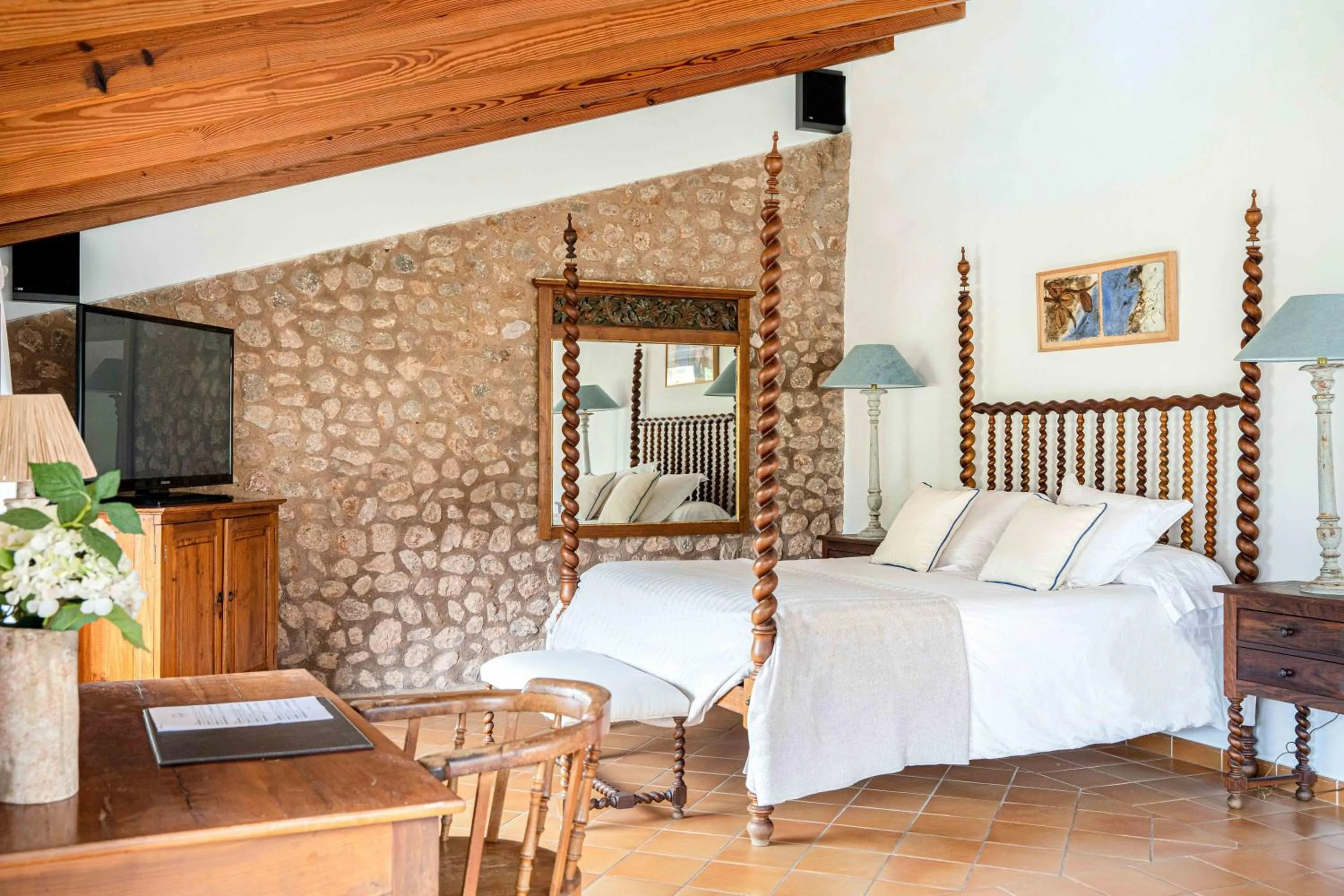 Photo of the whole room, Bed in Finca Ca'n Quatre