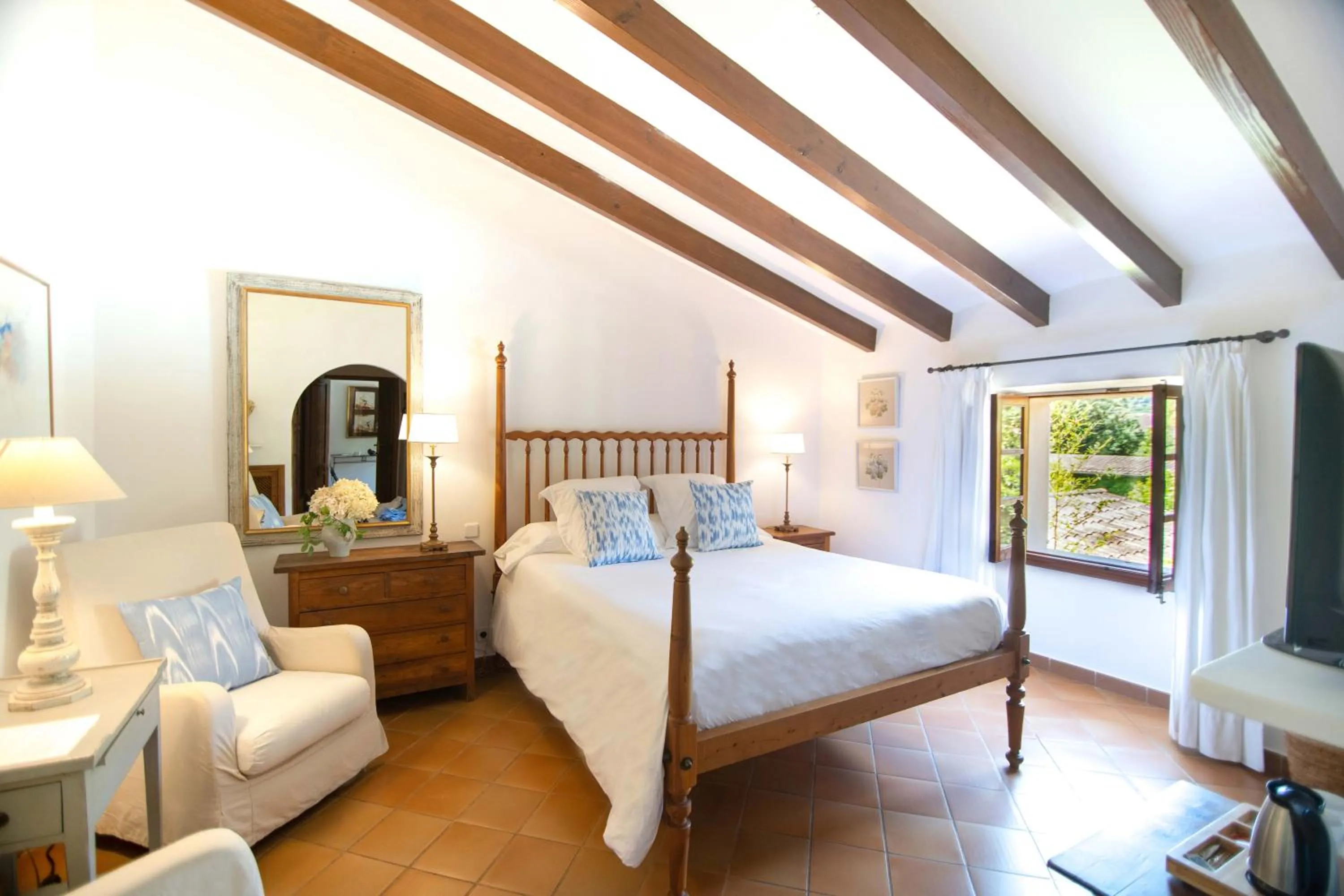 Photo of the whole room, Bed in Finca Ca'n Quatre