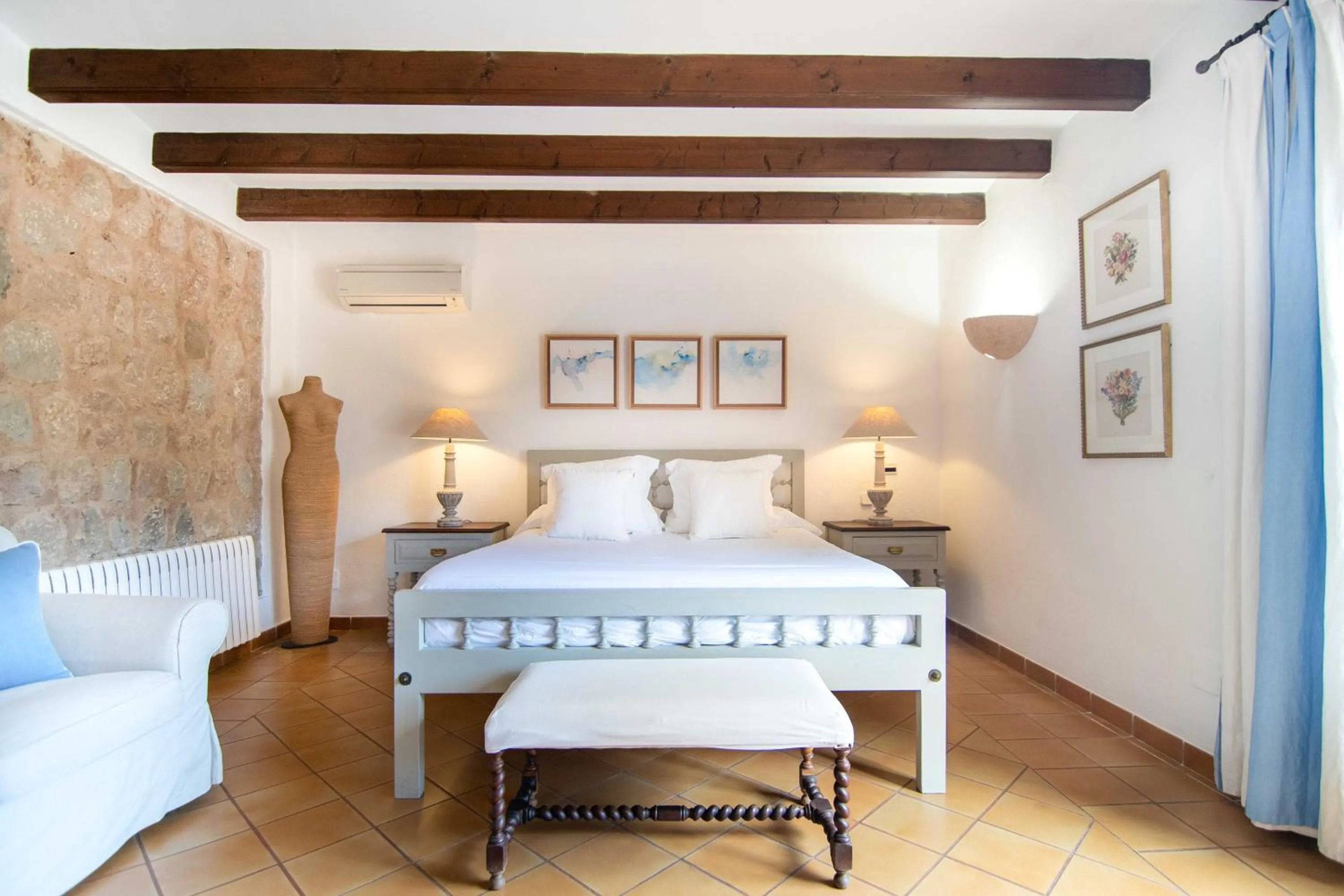 Photo of the whole room, Bed in Finca Ca'n Quatre
