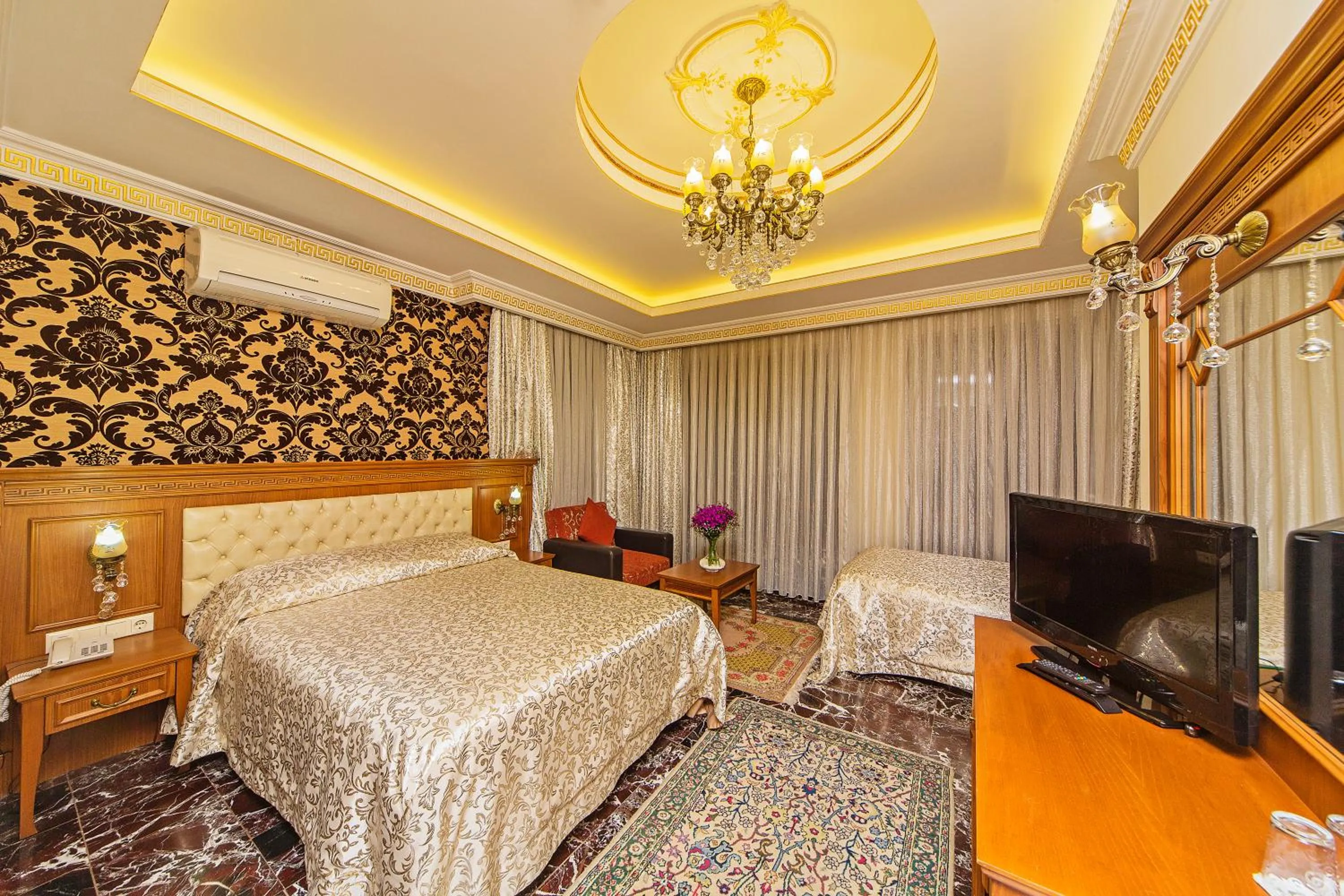 TV and multimedia in Lausos Hotel Sultanahmet