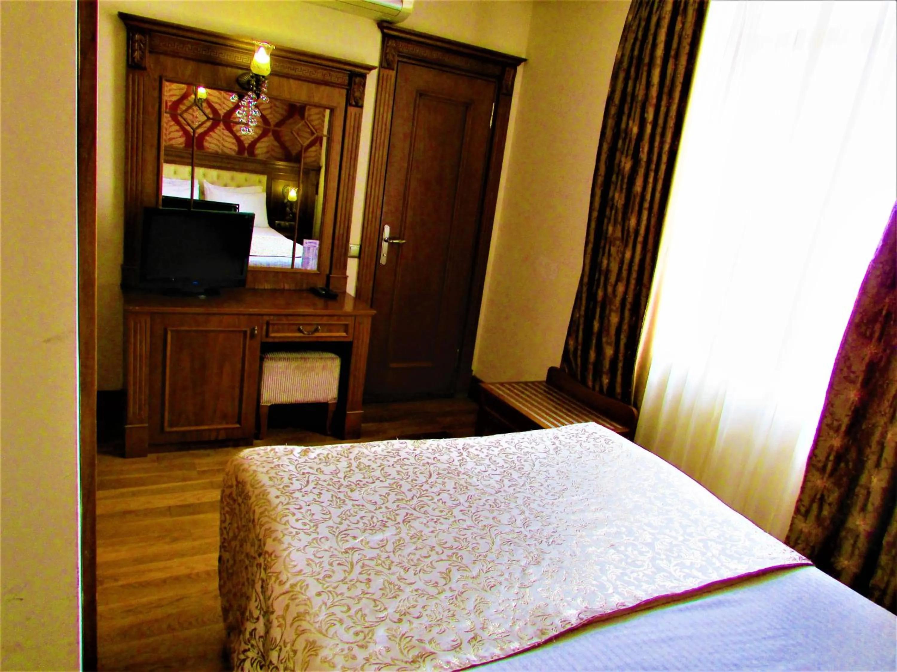 Photo of the whole room in Lausos Hotel Sultanahmet