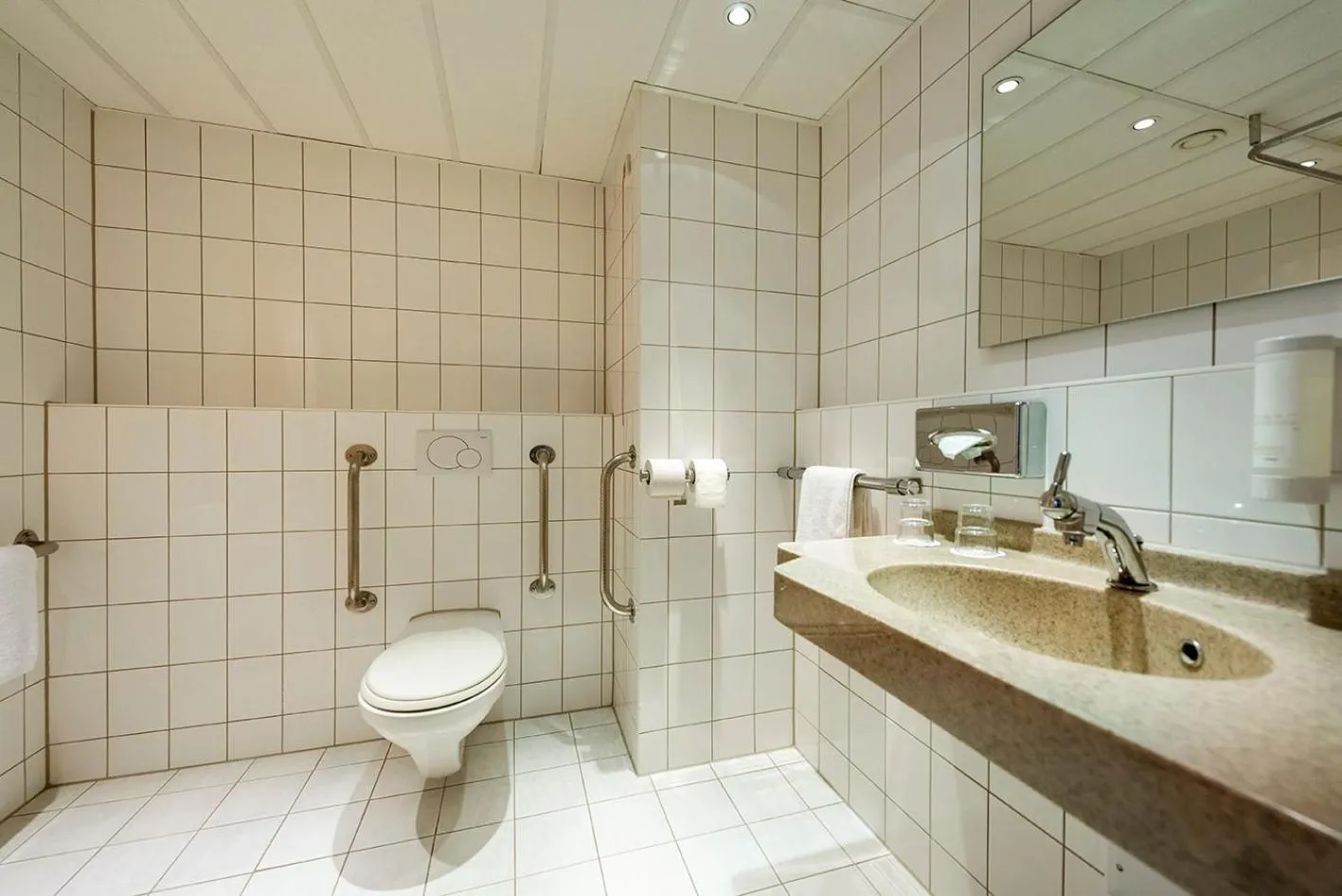 Toilet in Best Western Hotel Achim Bremen