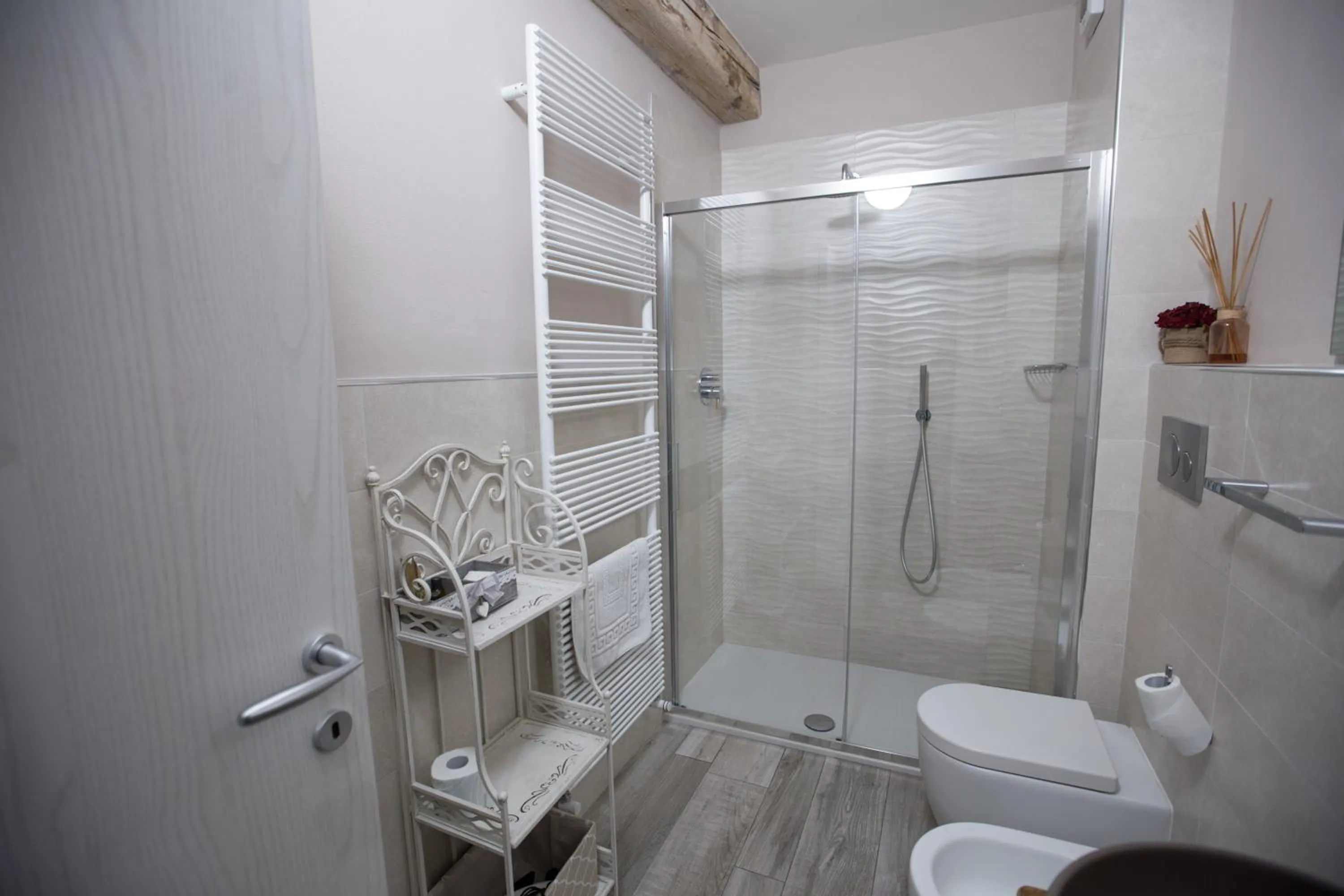 Shower in Lanterna Room&Breakfast