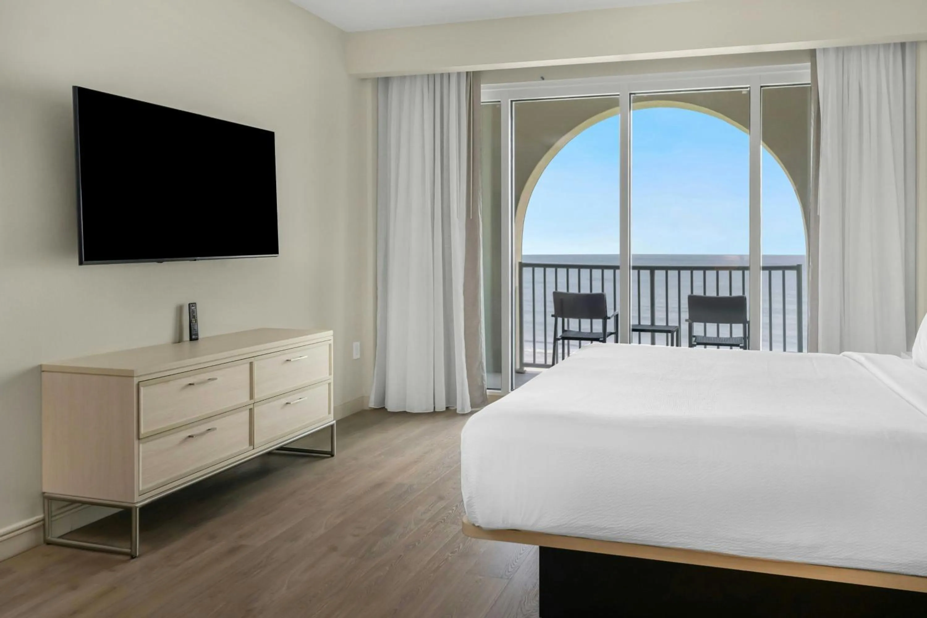 Photo of the whole room, Bed in Courtyard by Marriott Jacksonville Beach Oceanfront