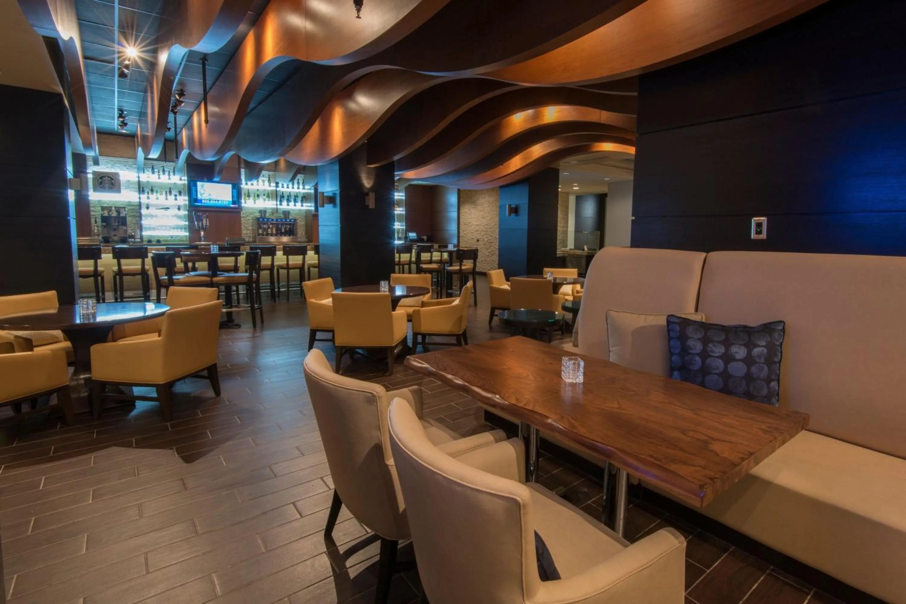 Lounge or bar in Wichita Marriott