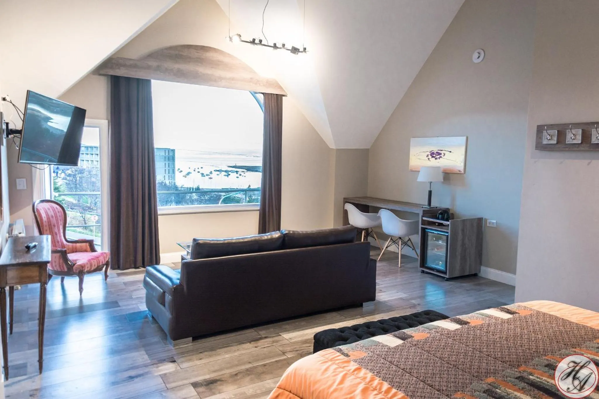 Living room, Bed in Hosteria y Restaurante America