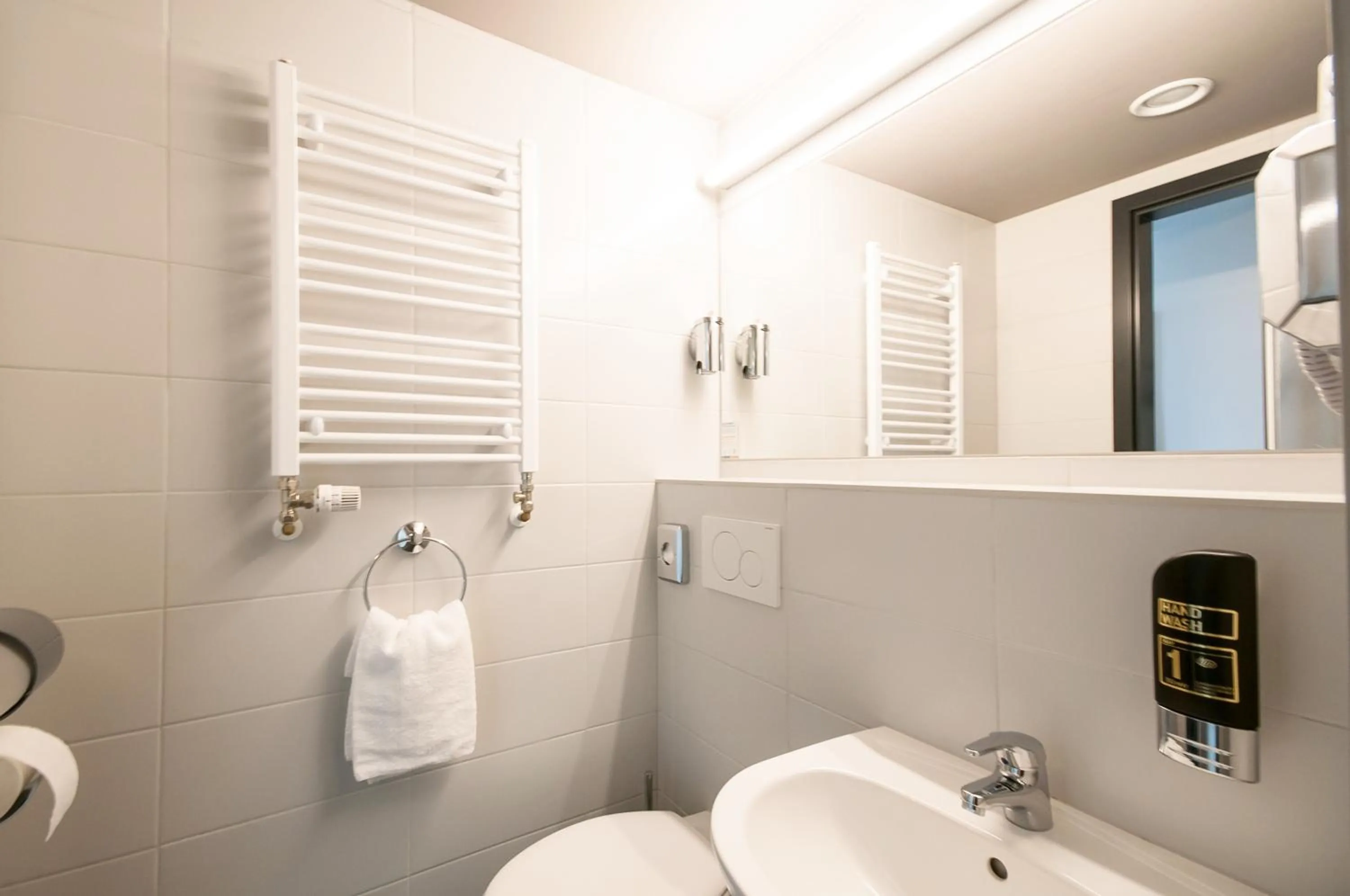 Bathroom in a&o Bremen Hauptbahnhof