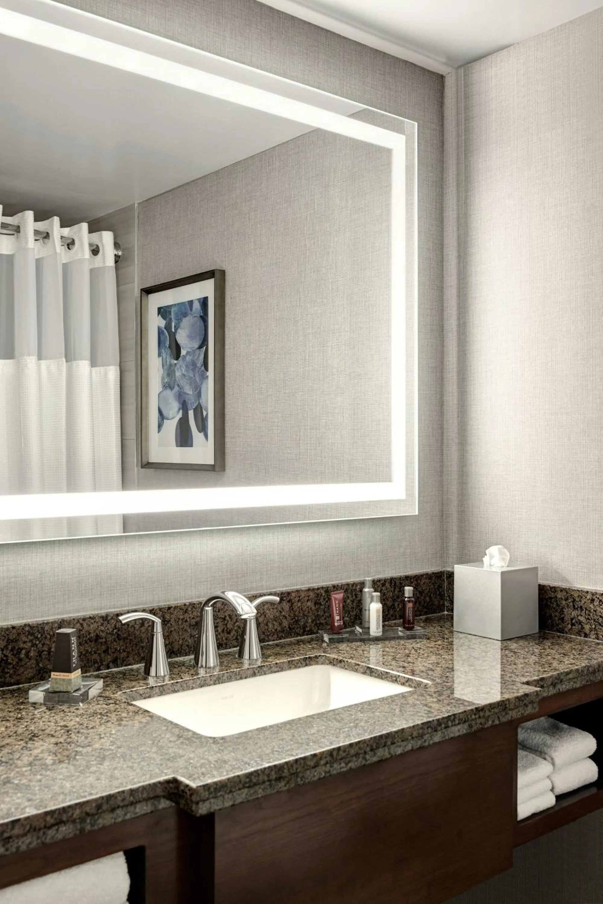 Photo of the whole room in San Francisco Marriott Fisherman's Wharf