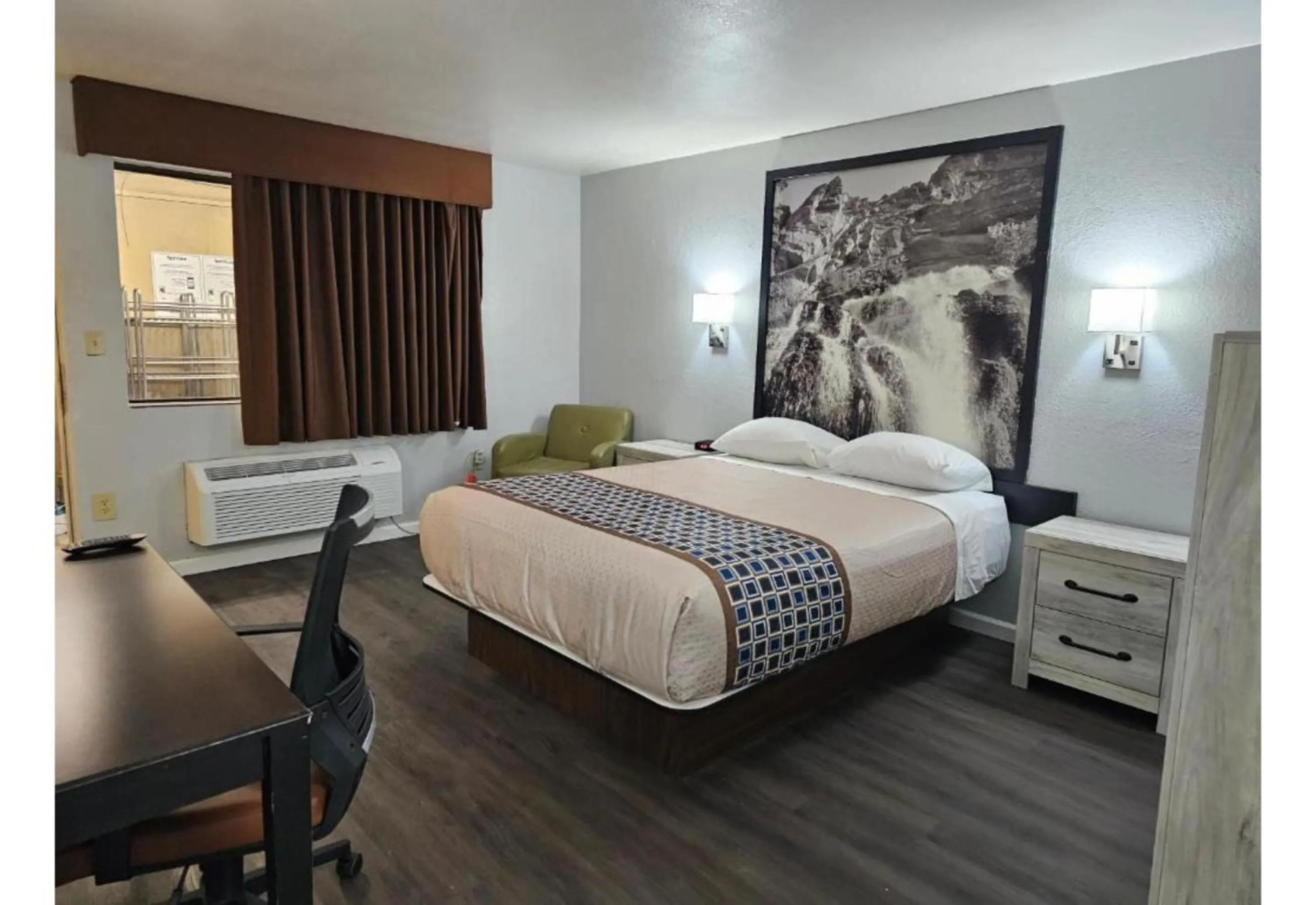 Bedroom in Canyon Inn Motel Flagstaff AZ