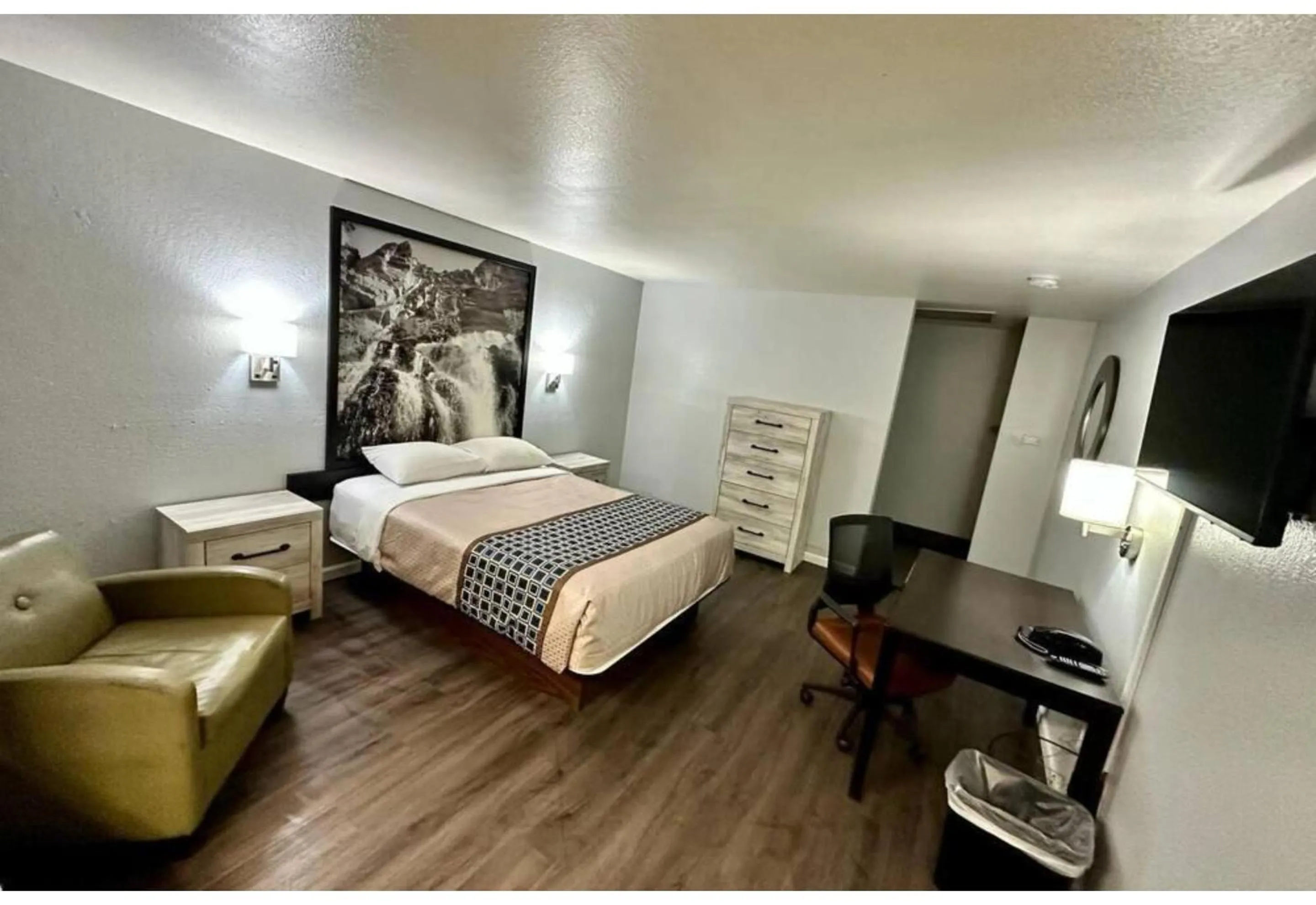 Bed in Canyon Inn Motel Flagstaff AZ