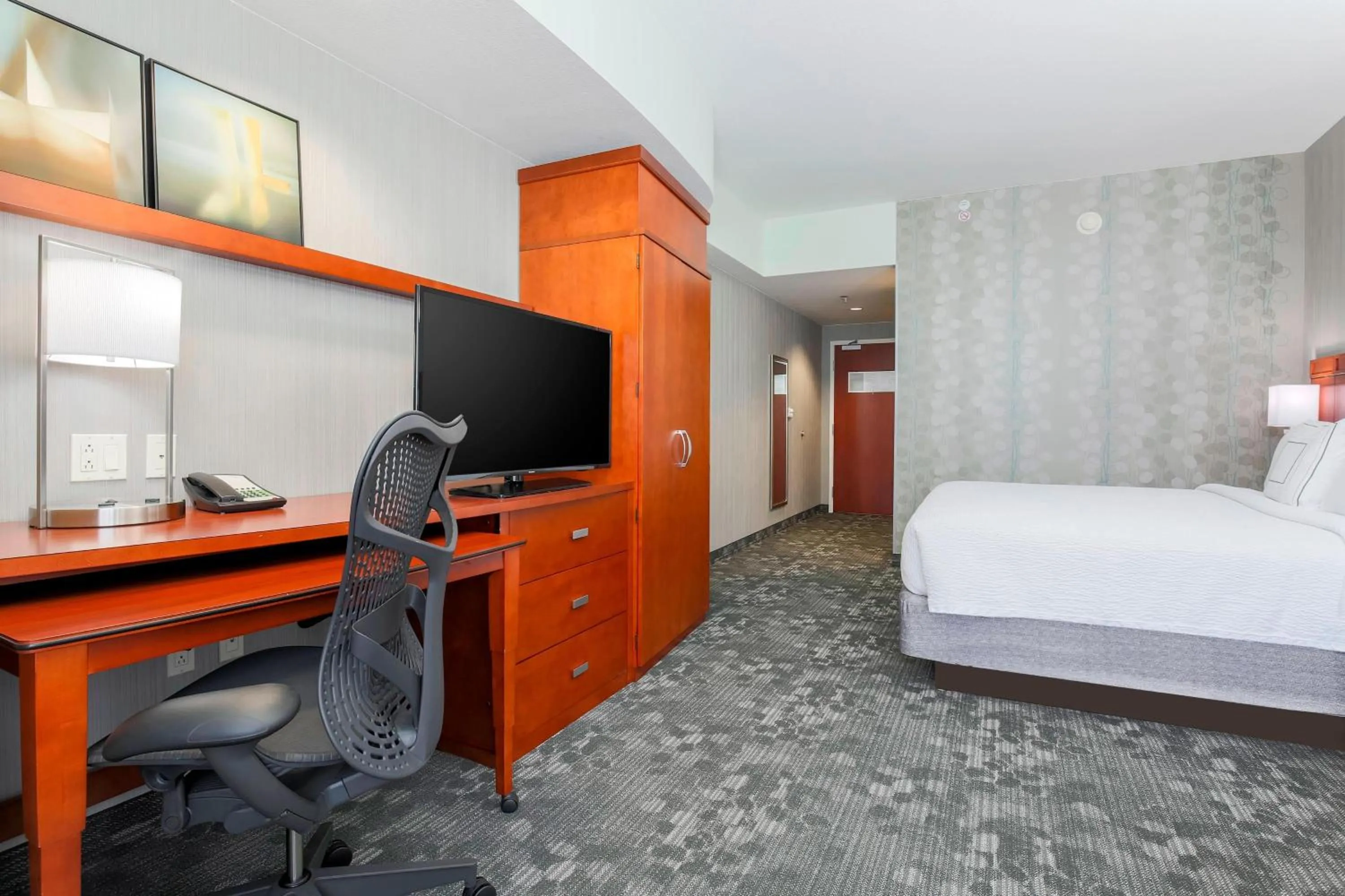 Photo of the whole room, Bed in Courtyard by Marriott San Jose Campbell
