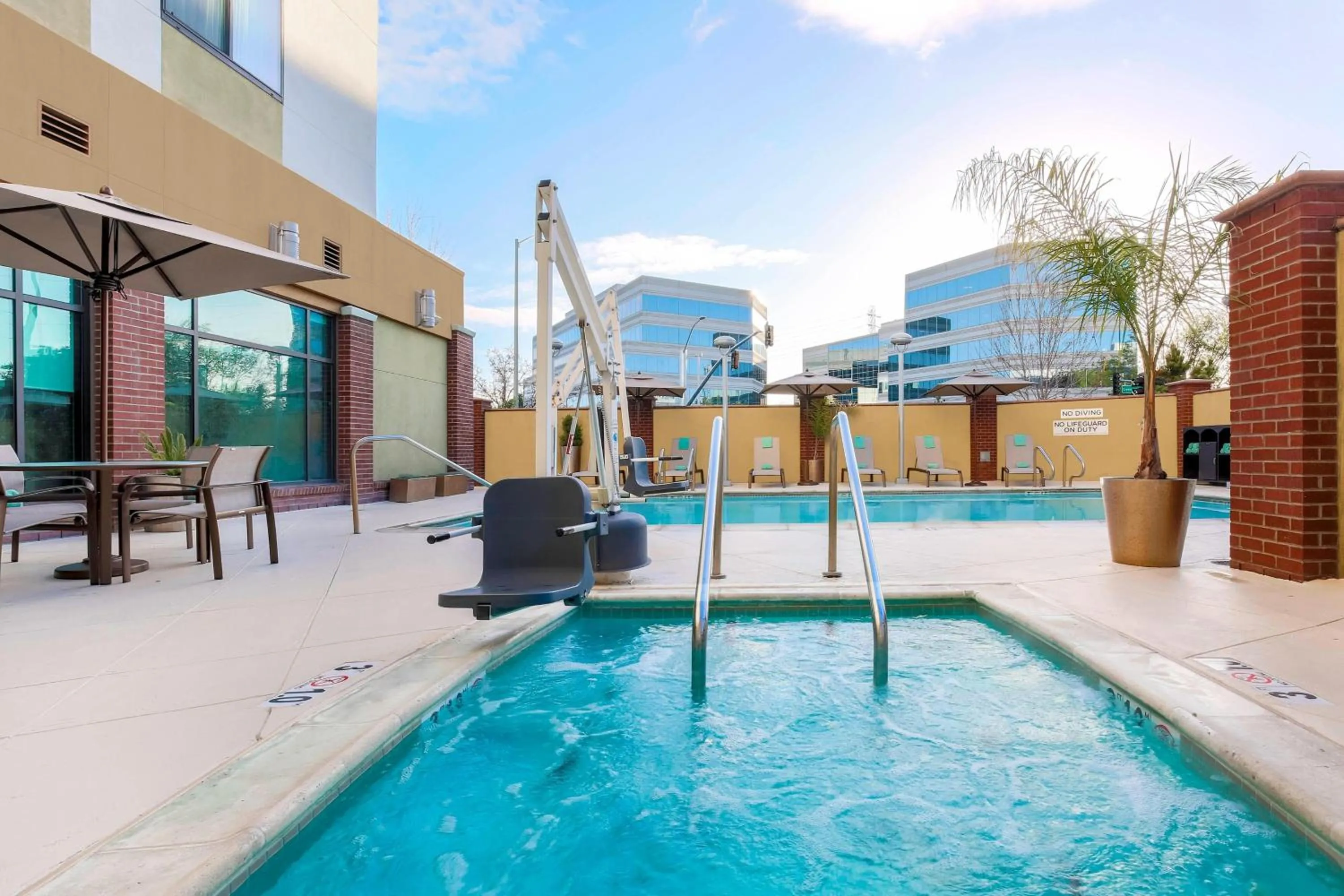 Swimming pool in Courtyard by Marriott San Jose Campbell