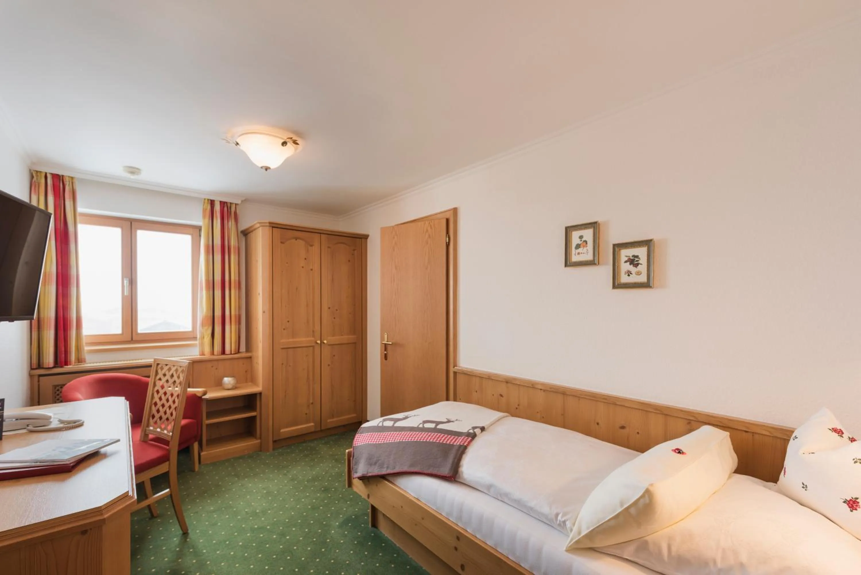 Photo of the whole room, Bed in Arlberghaus