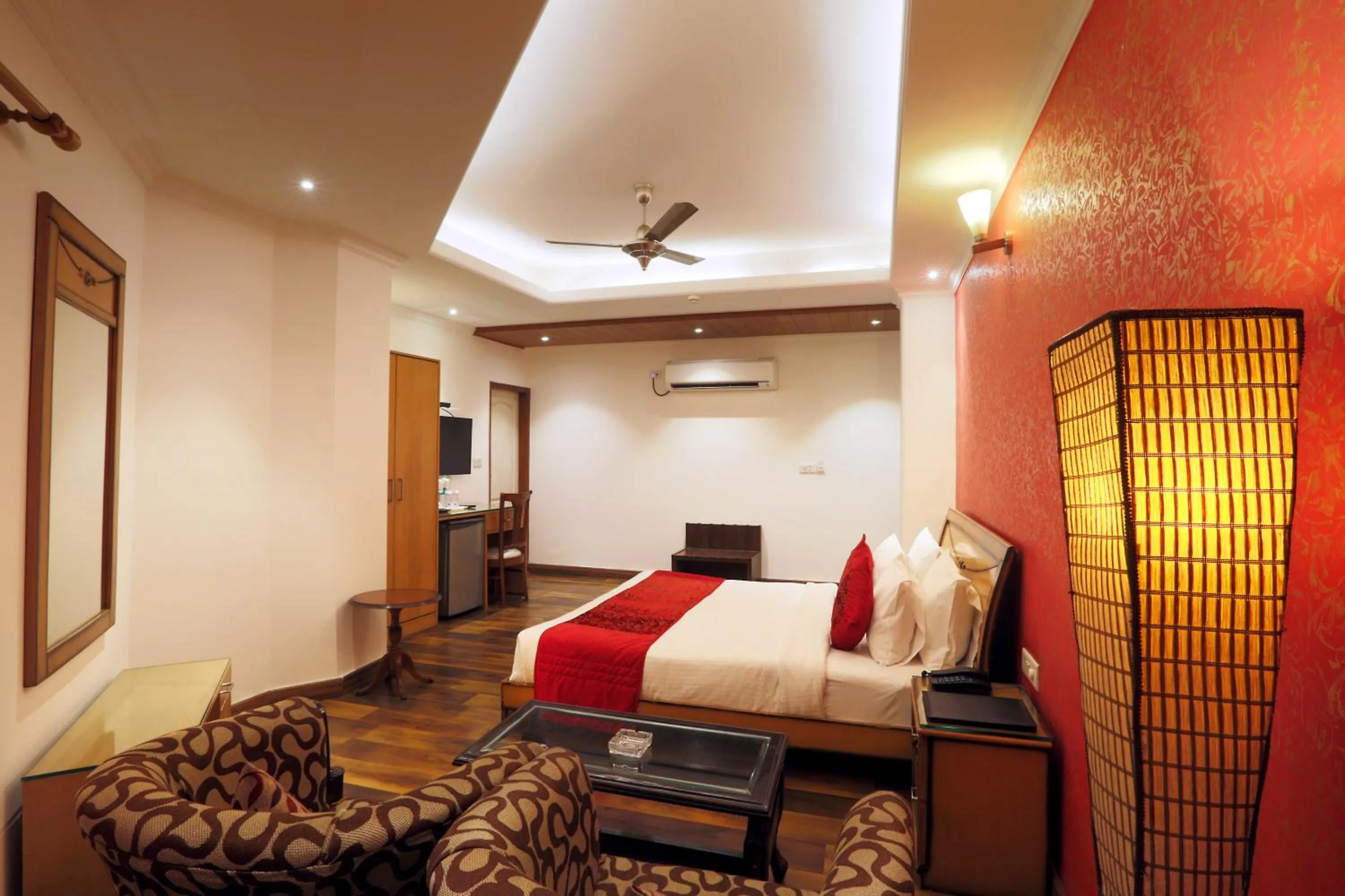 Bed in Airport Hotel Le Seasons New Delhi