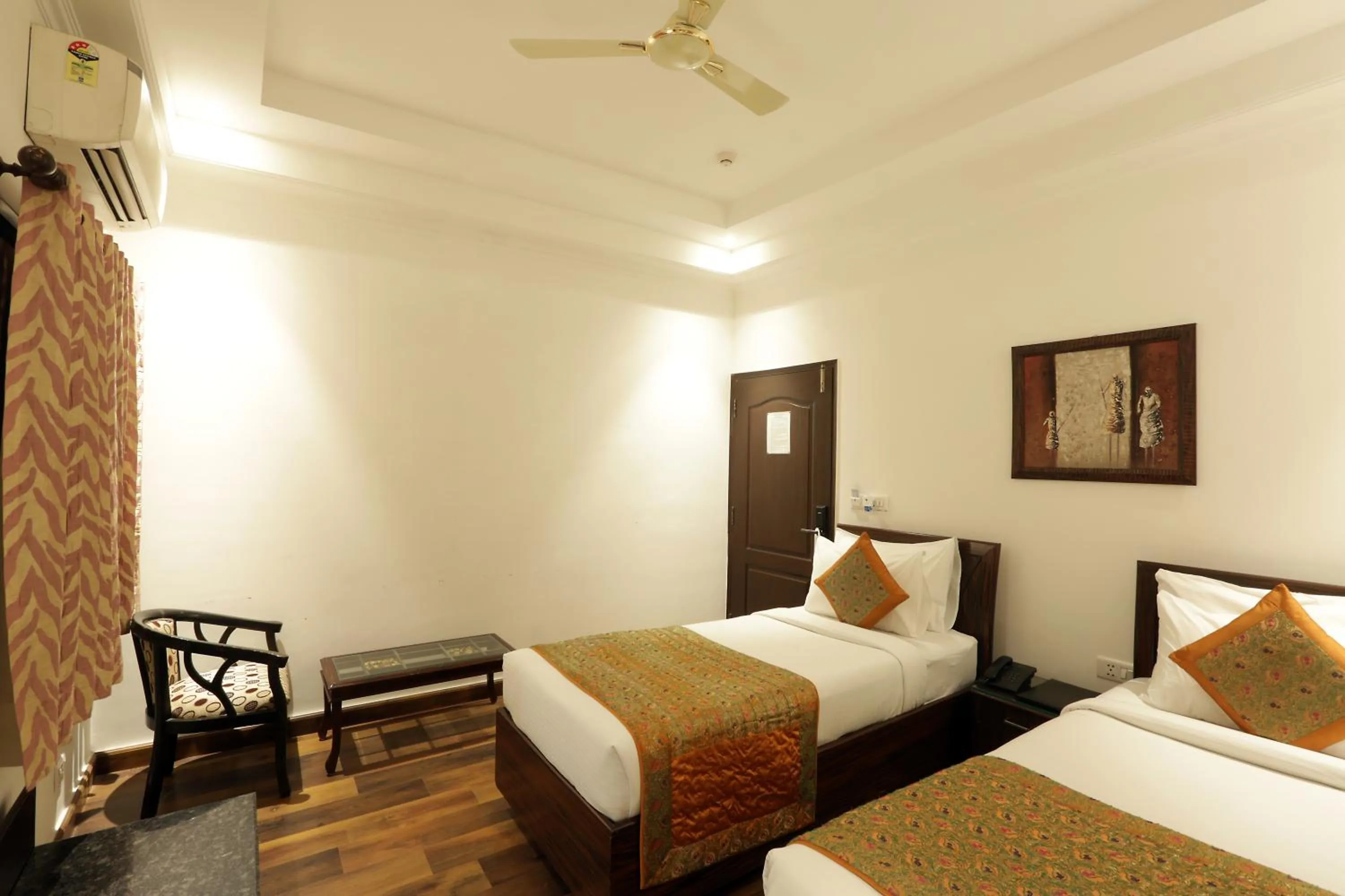 Bed in Airport Hotel Le Seasons New Delhi