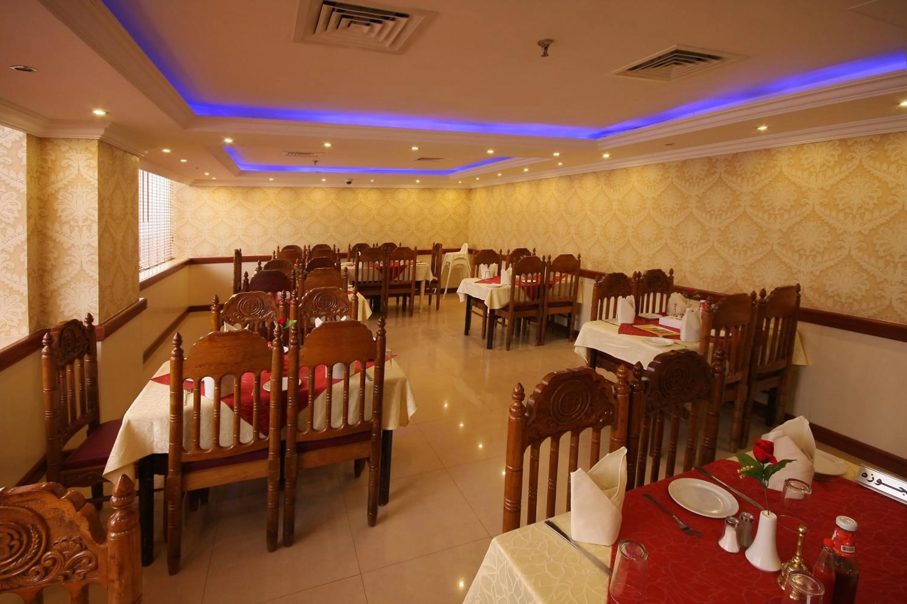 Restaurant/places to eat in Wave International Hotel