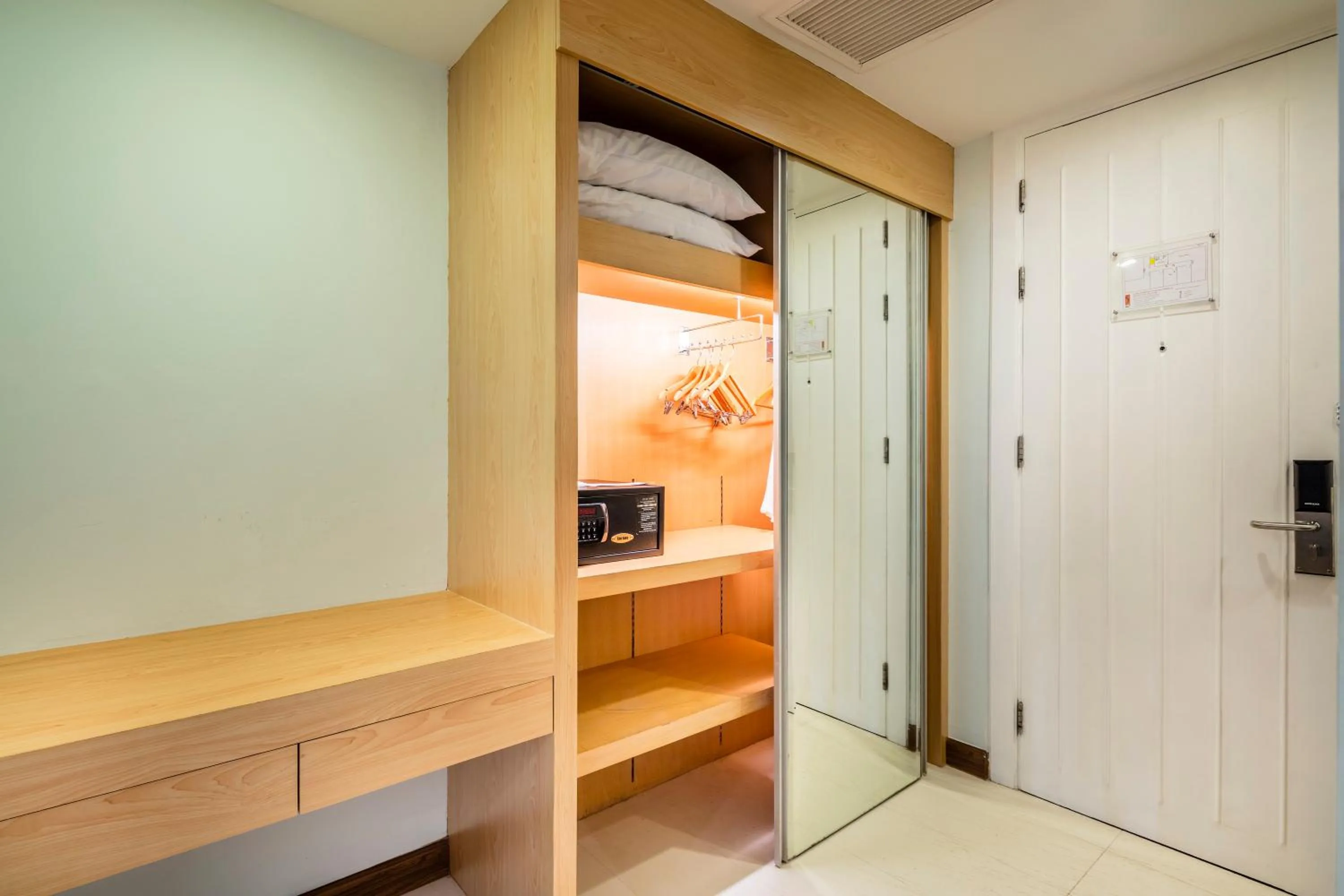 Bedroom, Bed in Hotel Solo, Sukhumvit 2, Bangkok - SHA Extra Plus