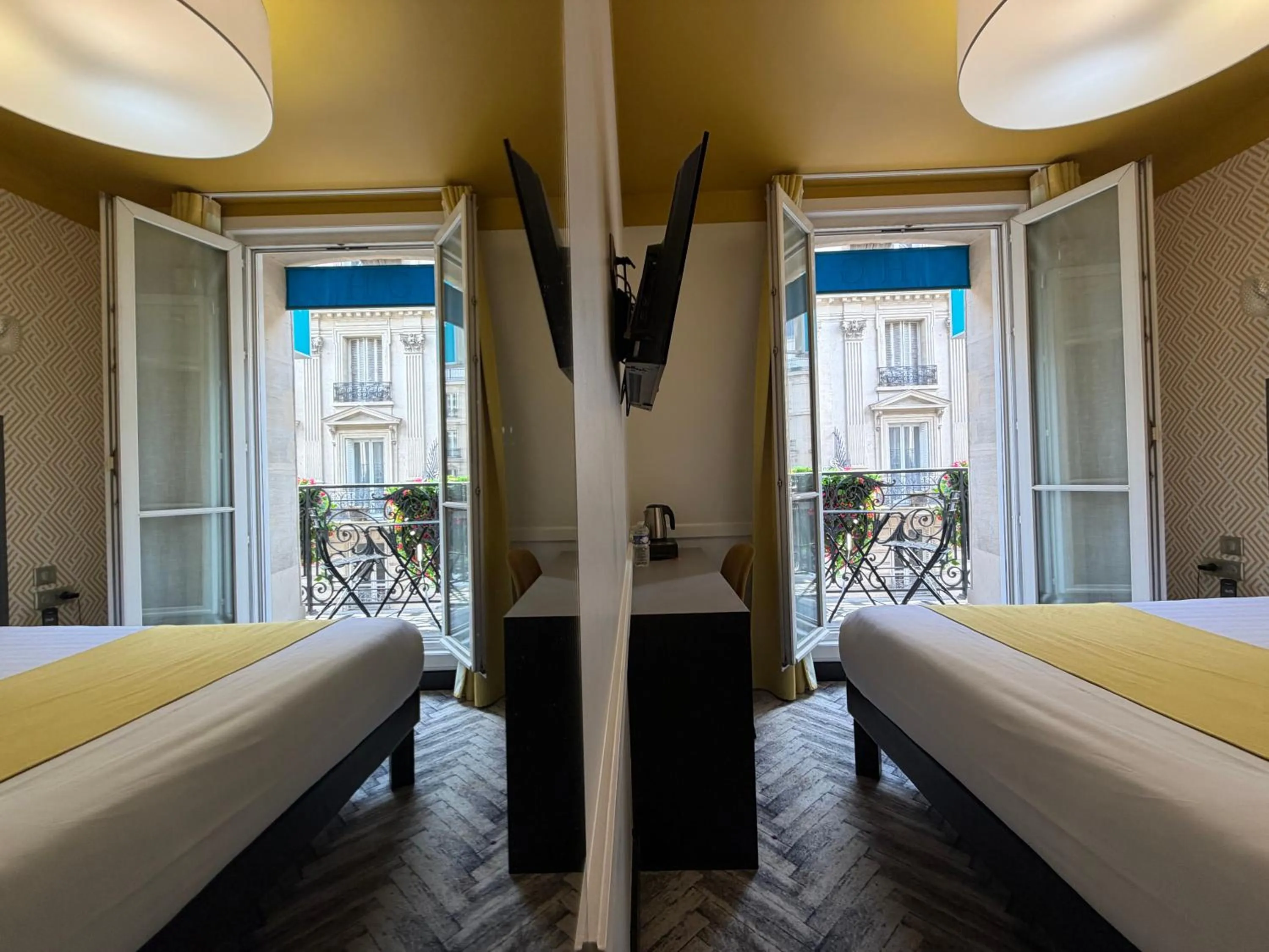 Balcony/Terrace, Bed in Hôtel Gérando