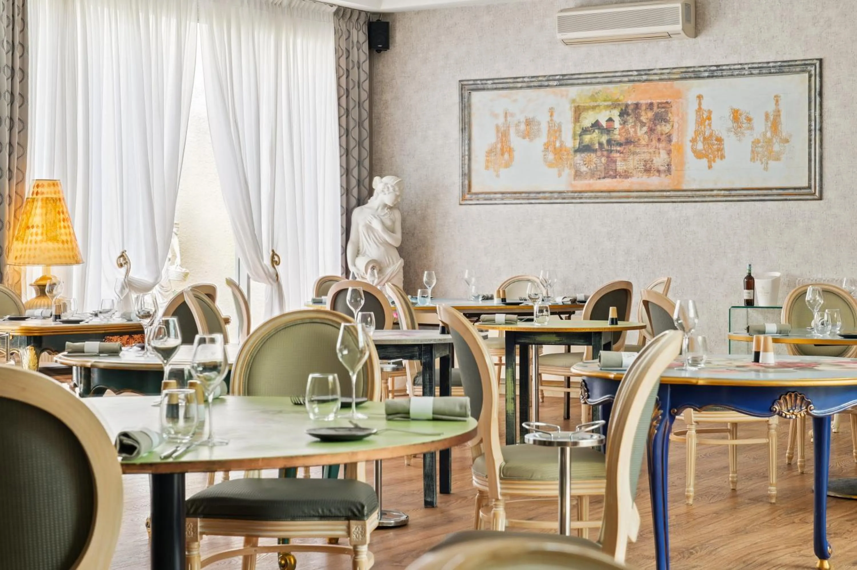 Restaurant/places to eat in Hostellerie Du Mont Aimé