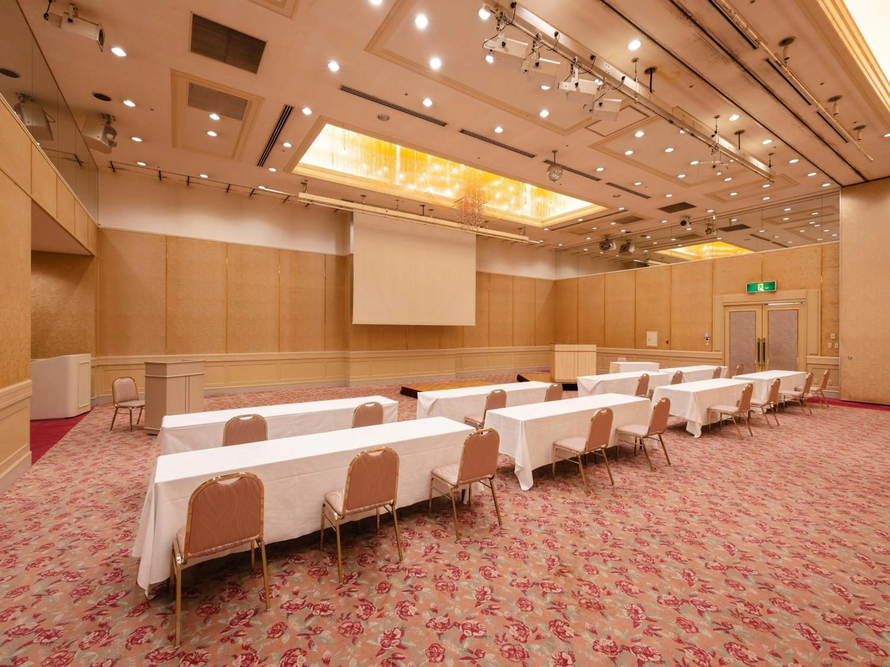 Banquet/Function facilities in Tsubamesanjo Washington Hotel