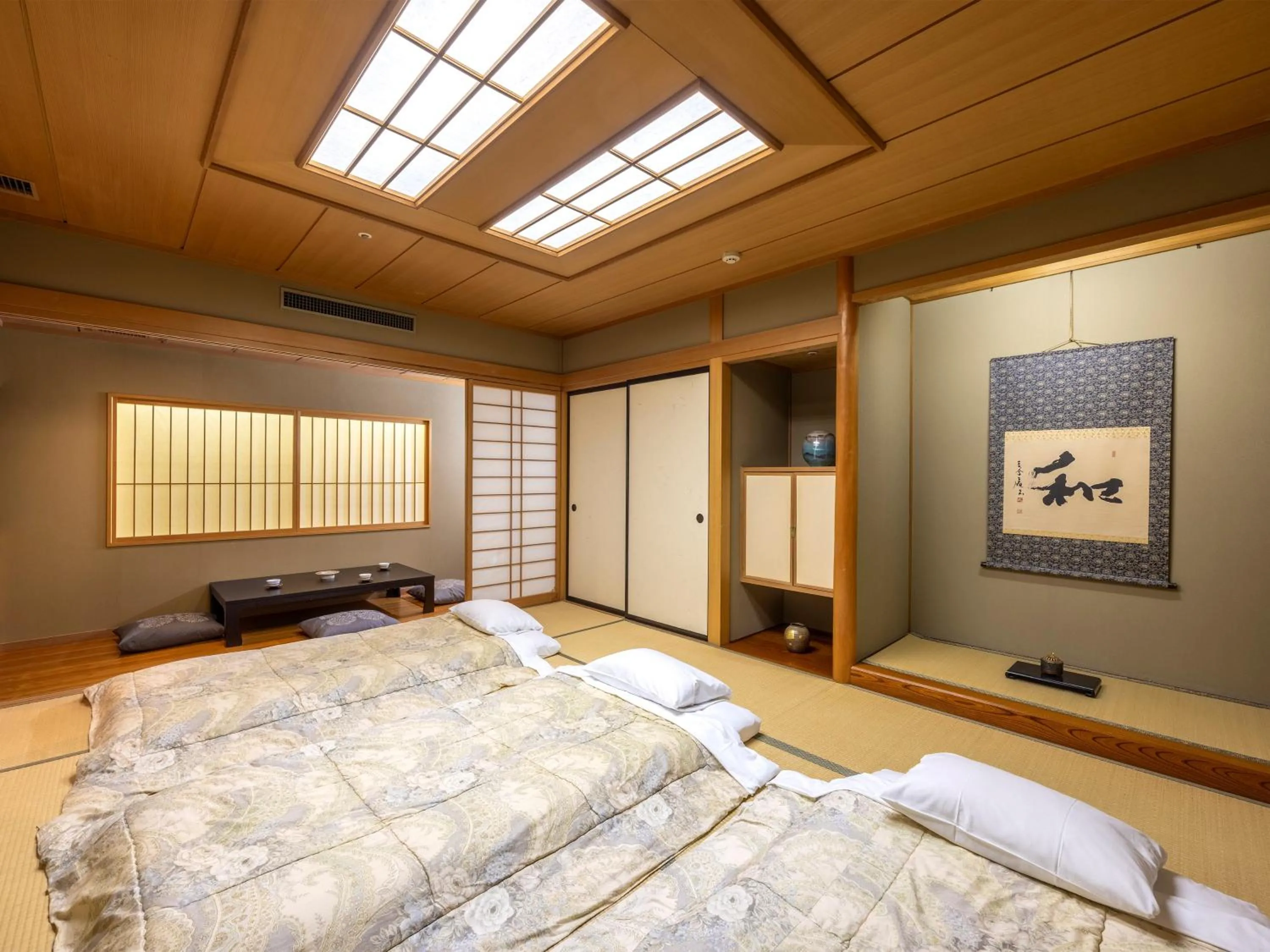 Photo of the whole room, Bed in Tsubamesanjo Washington Hotel