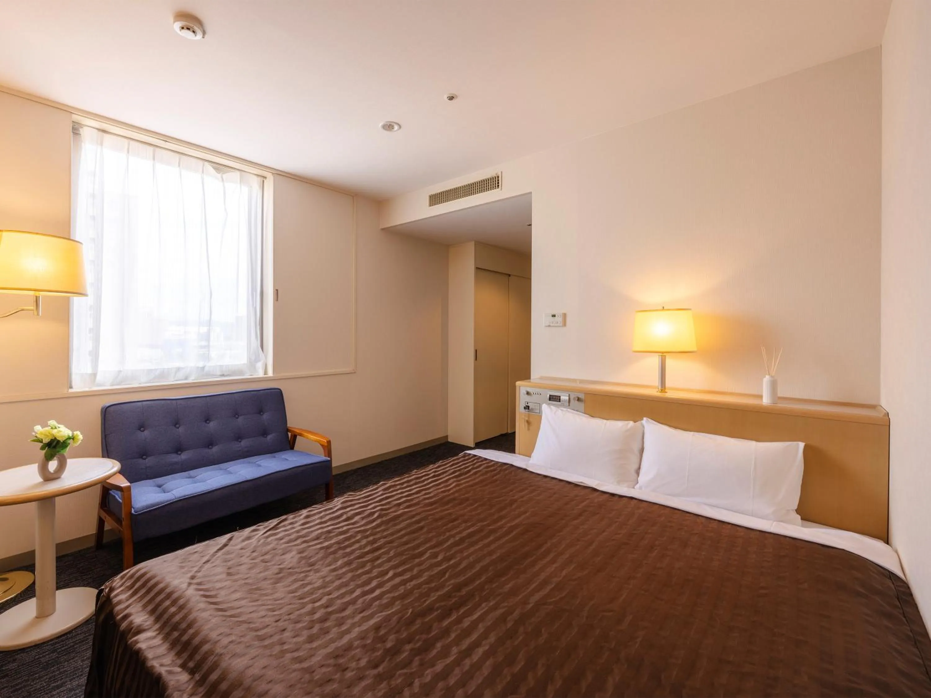 Photo of the whole room, Bed in Tsubamesanjo Washington Hotel