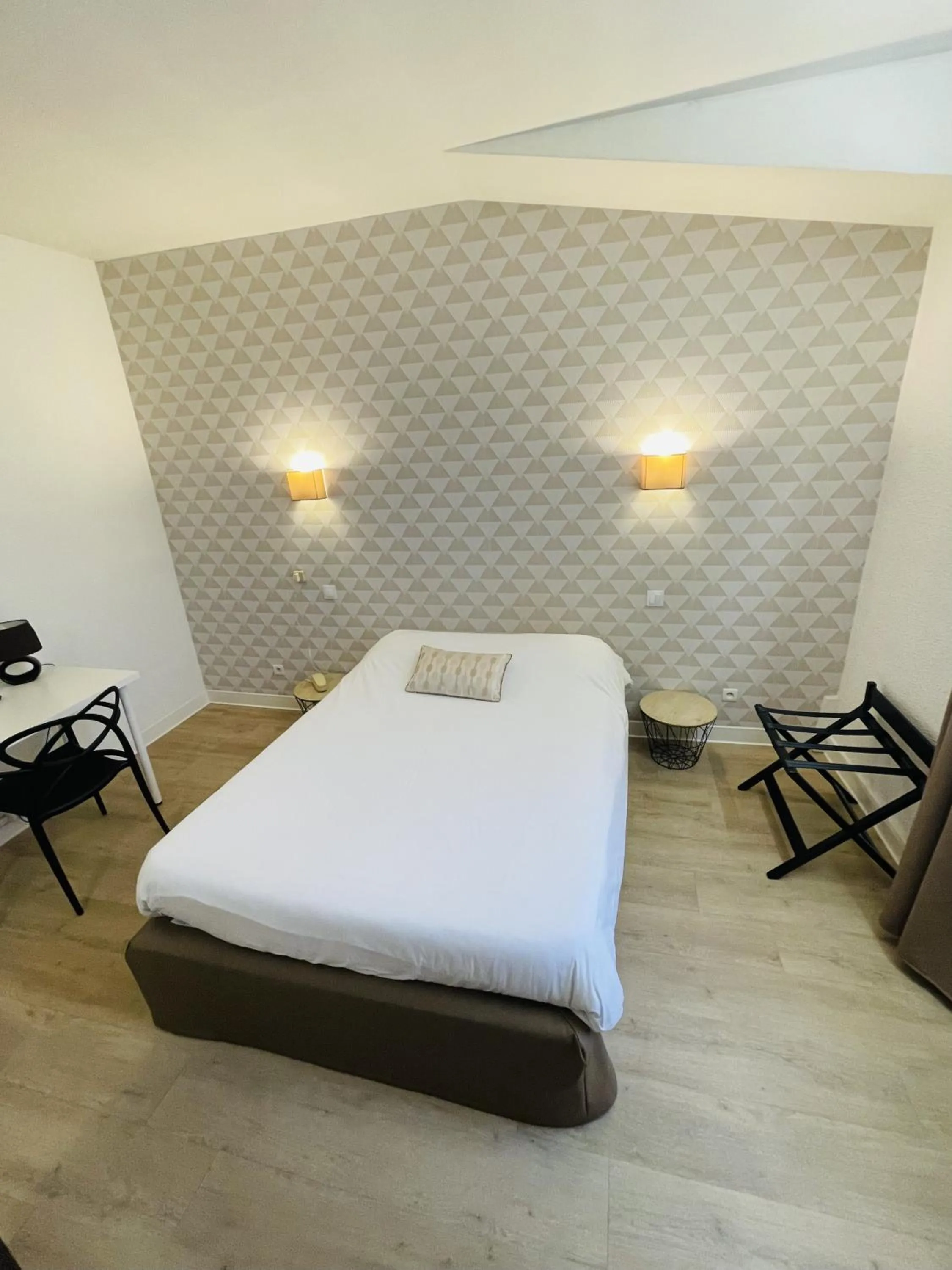 Photo of the whole room, Bed in Hôtel De La Loge