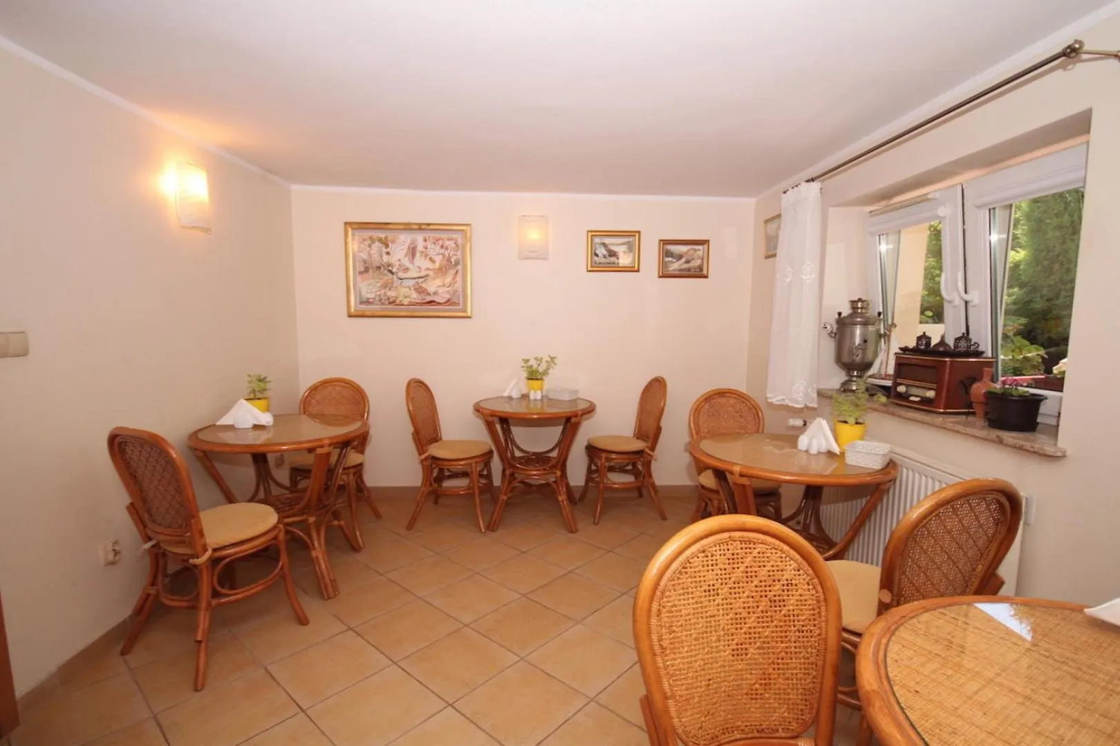 Dining area in Willa Atrium