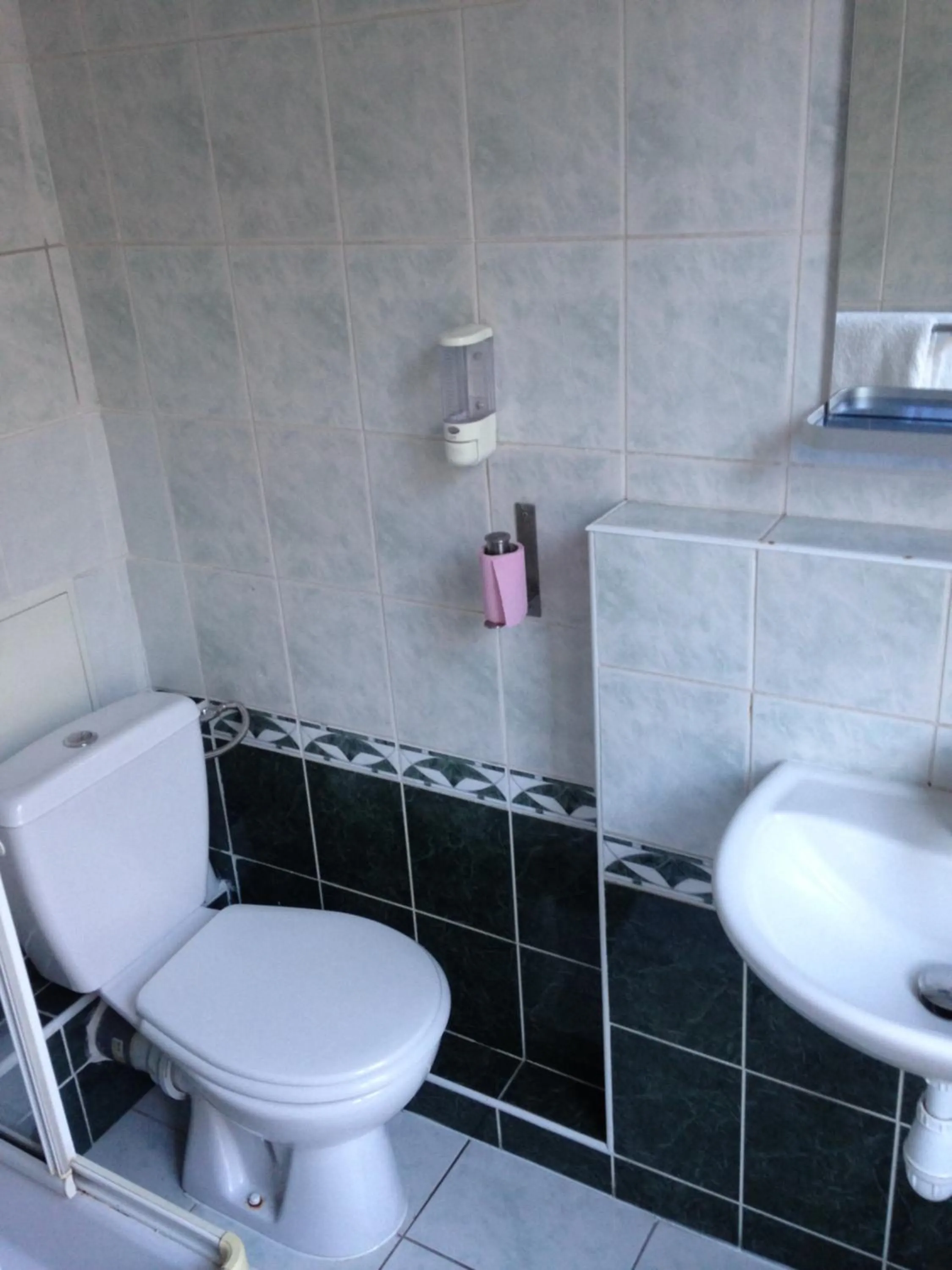 Toilet in Hotel Montana Paris Lafayette