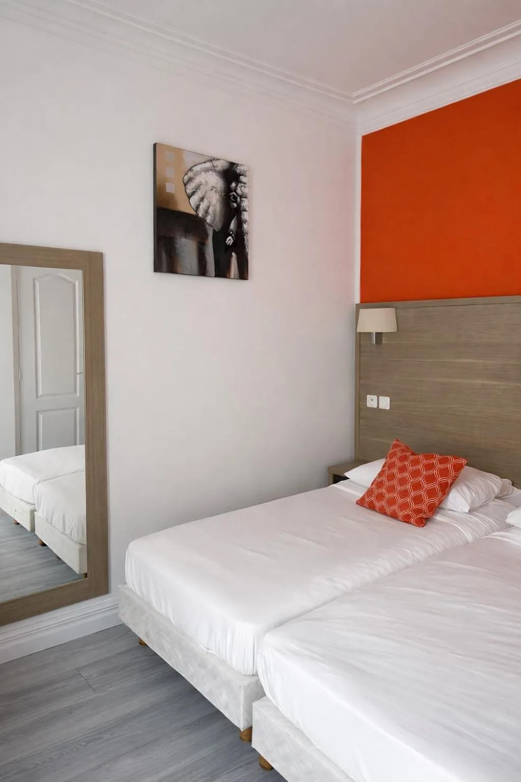 Bed in Hotel Montana Paris Lafayette