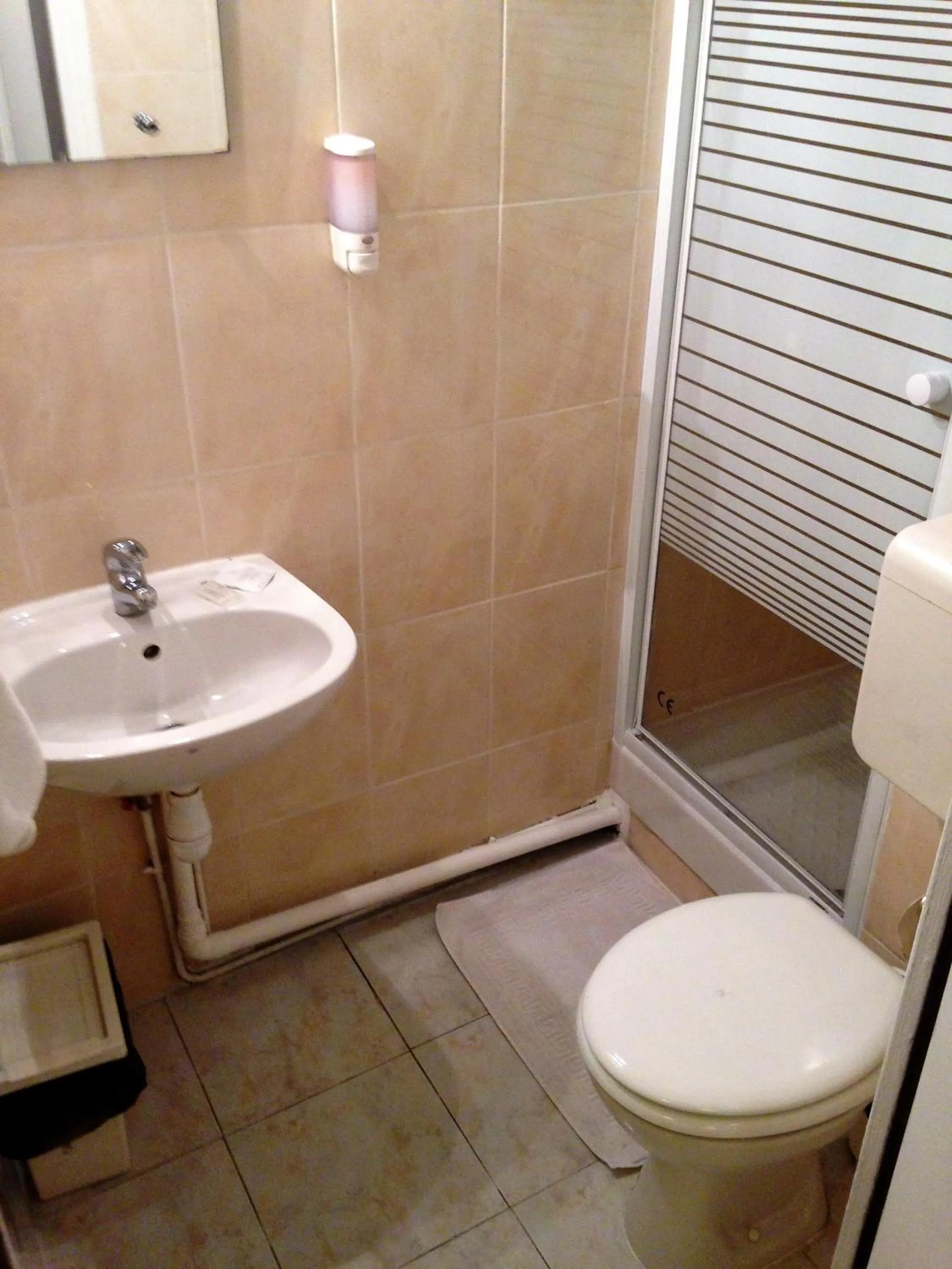 Shower in Hotel Montana Paris Lafayette