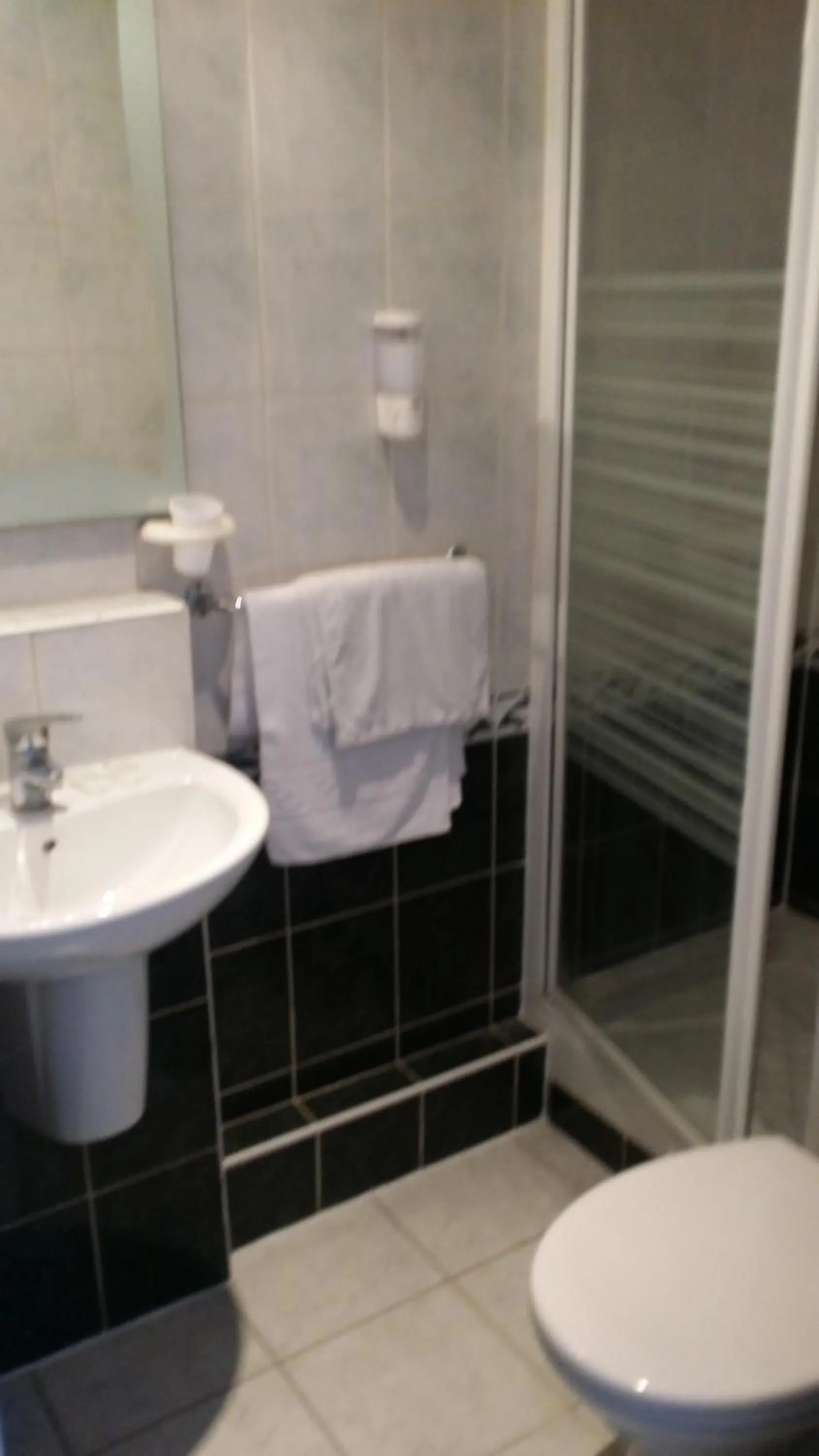 Toilet in Hotel Montana Paris Lafayette