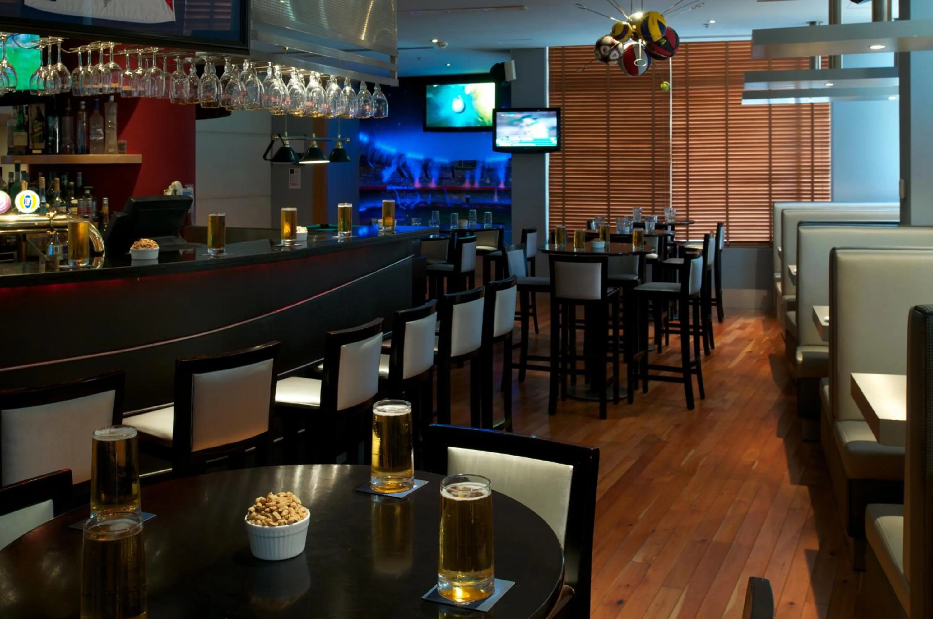 Restaurant/places to eat in Montreal Barsha Hotel