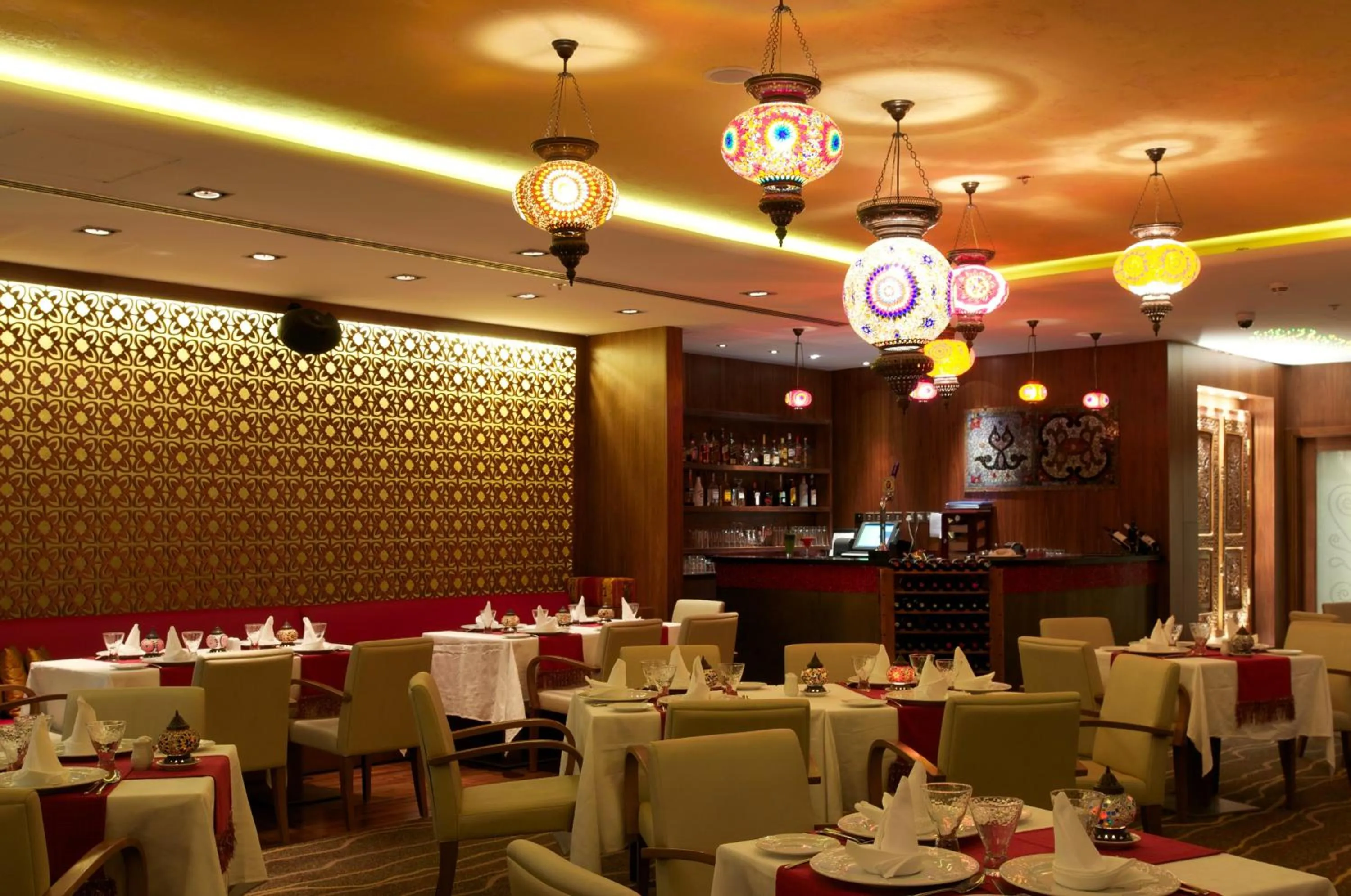 Restaurant/places to eat in Montreal Barsha Hotel