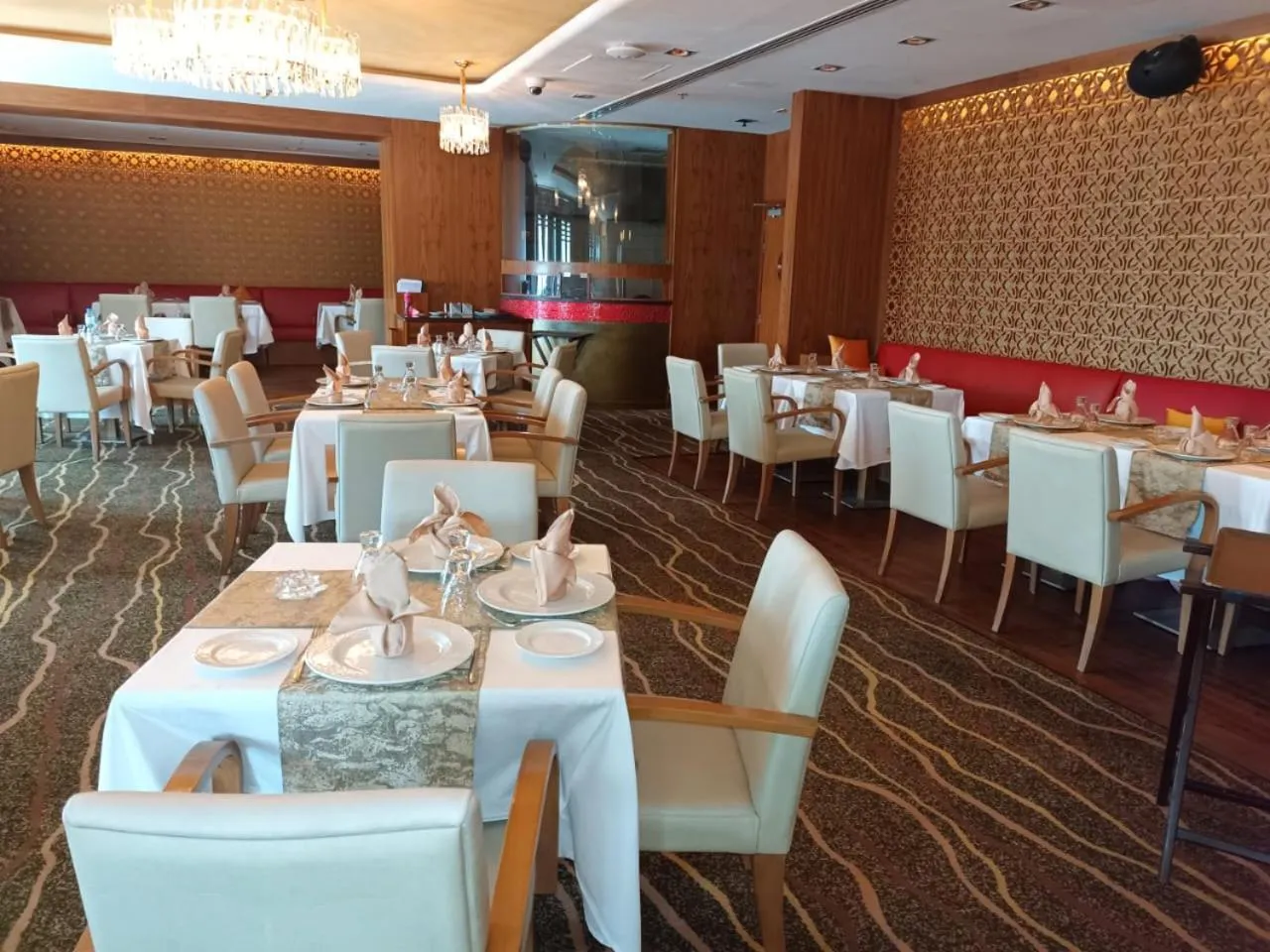 Restaurant/places to eat in Montreal Barsha Hotel