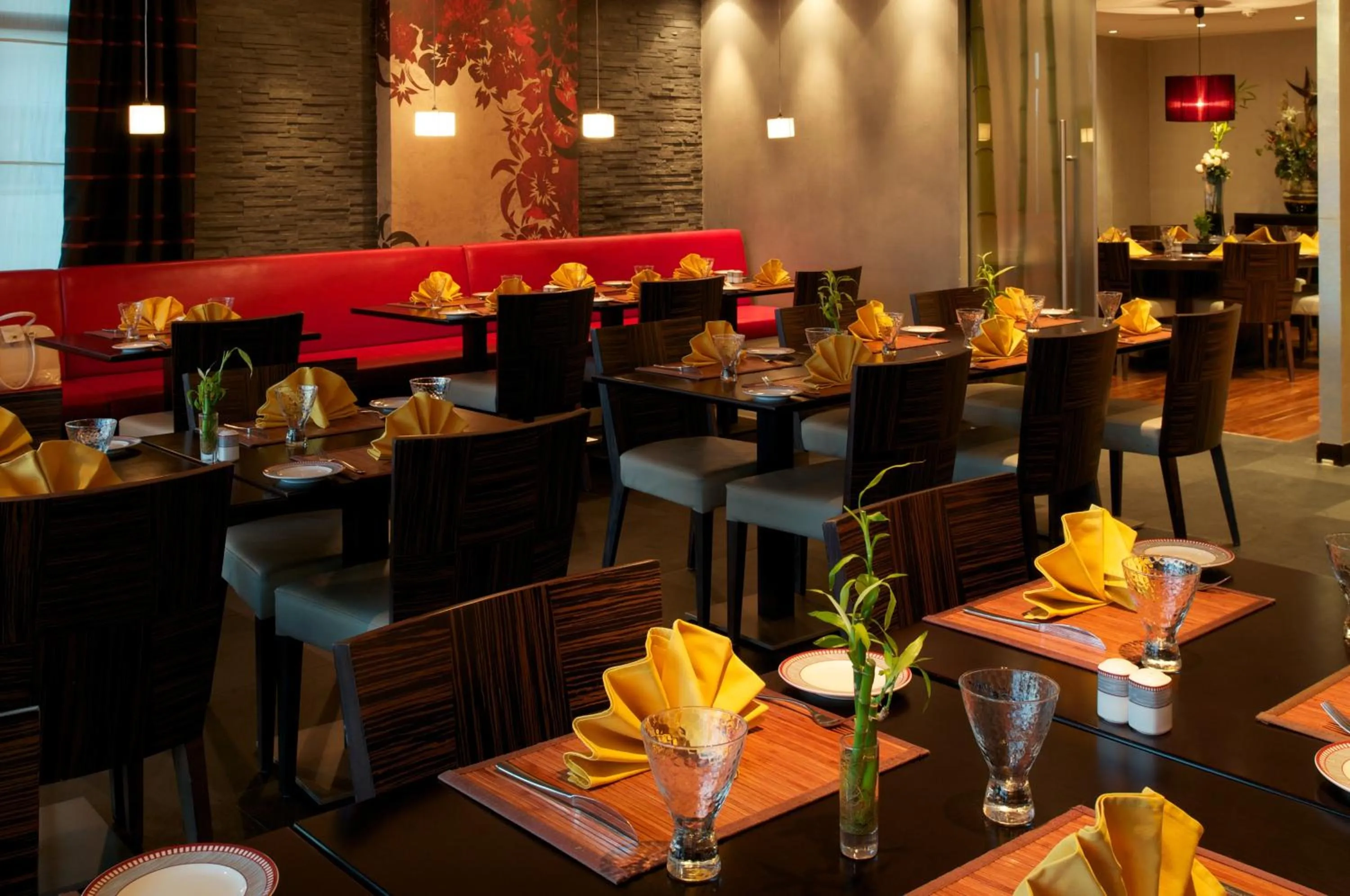 Restaurant/places to eat in Montreal Barsha Hotel