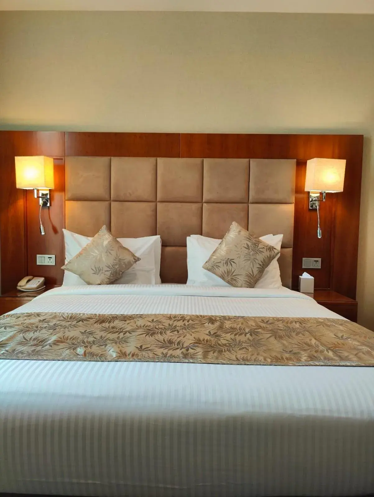 Junior Suite - Complimentary shuttle service to Beach in Montreal Barsha Hotel Junior Suite - Complimentary shuttle service to Beach in Montreal Barsha Hotel